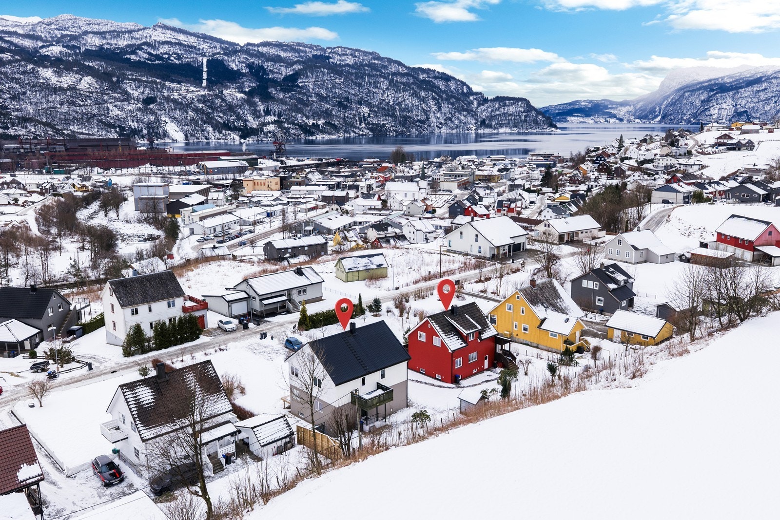 Høllandsvegen 24 er det røde huset. Galleribilde