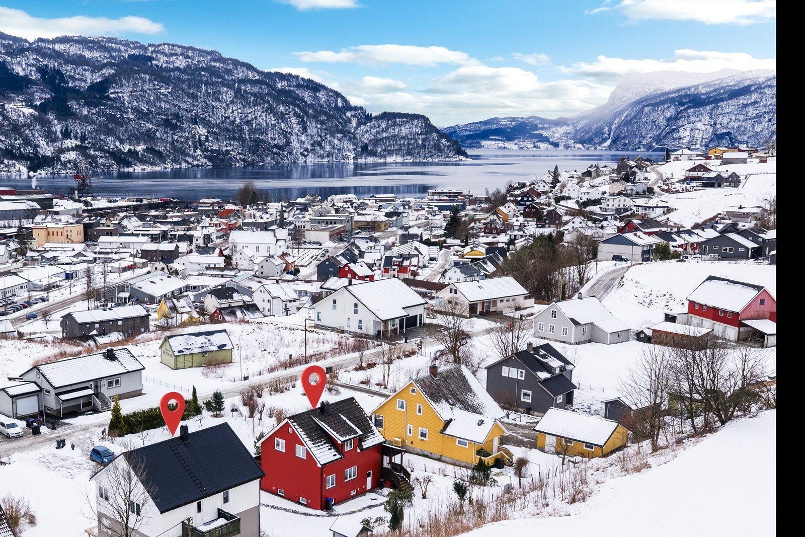 Høllandsvegen 24 er det røde huset. Galleribilde