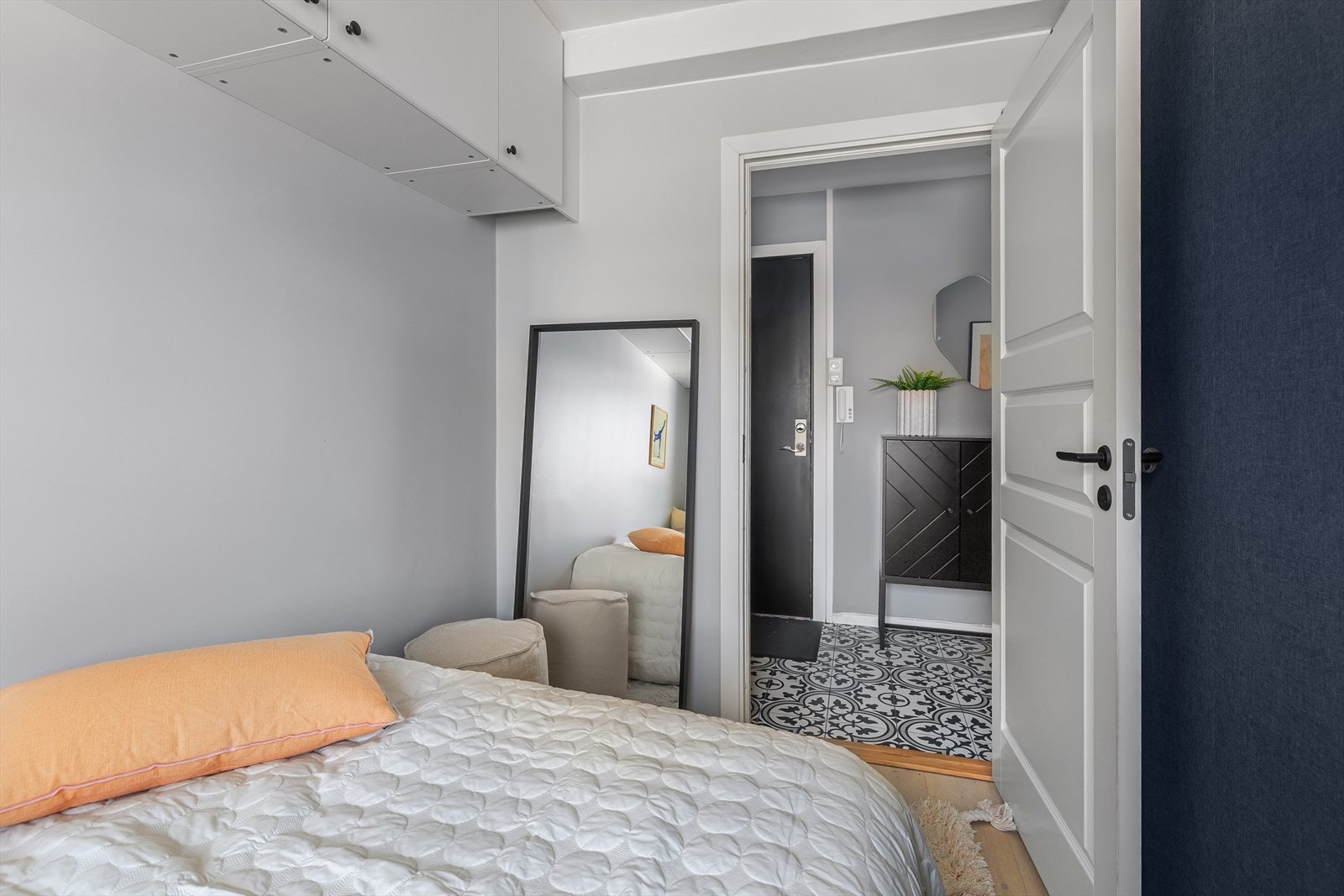 Vegghengte skap for ytterligere lagring og oppbevaring. Galleribilde