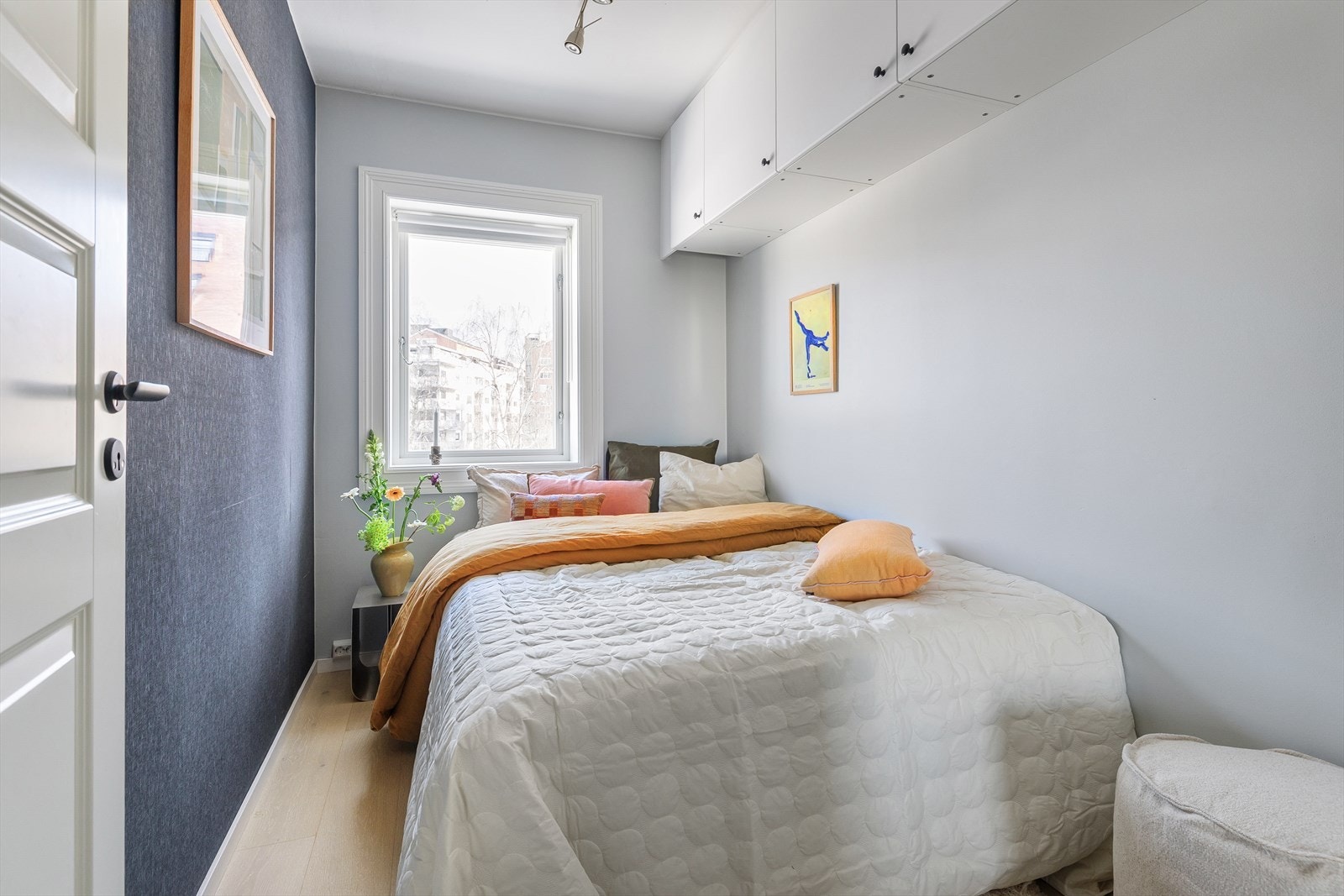 Boligens andre soverom med plass til dobbeltseng og nattbord. Galleribilde