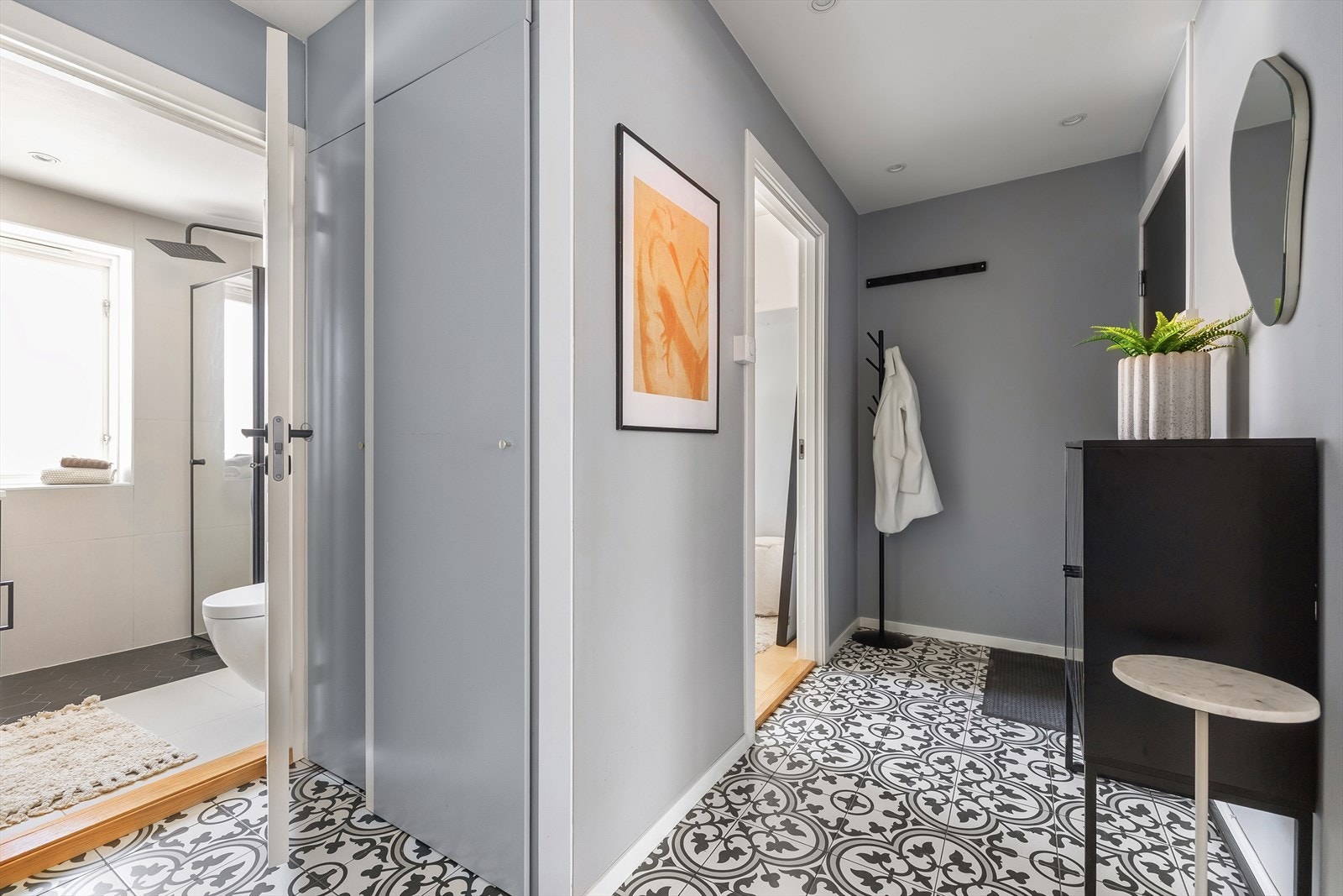 Entréen fungerer som et praktisk knutepunkt mellom alle boligens rom og har behagelig gulvvarme. Galleribilde