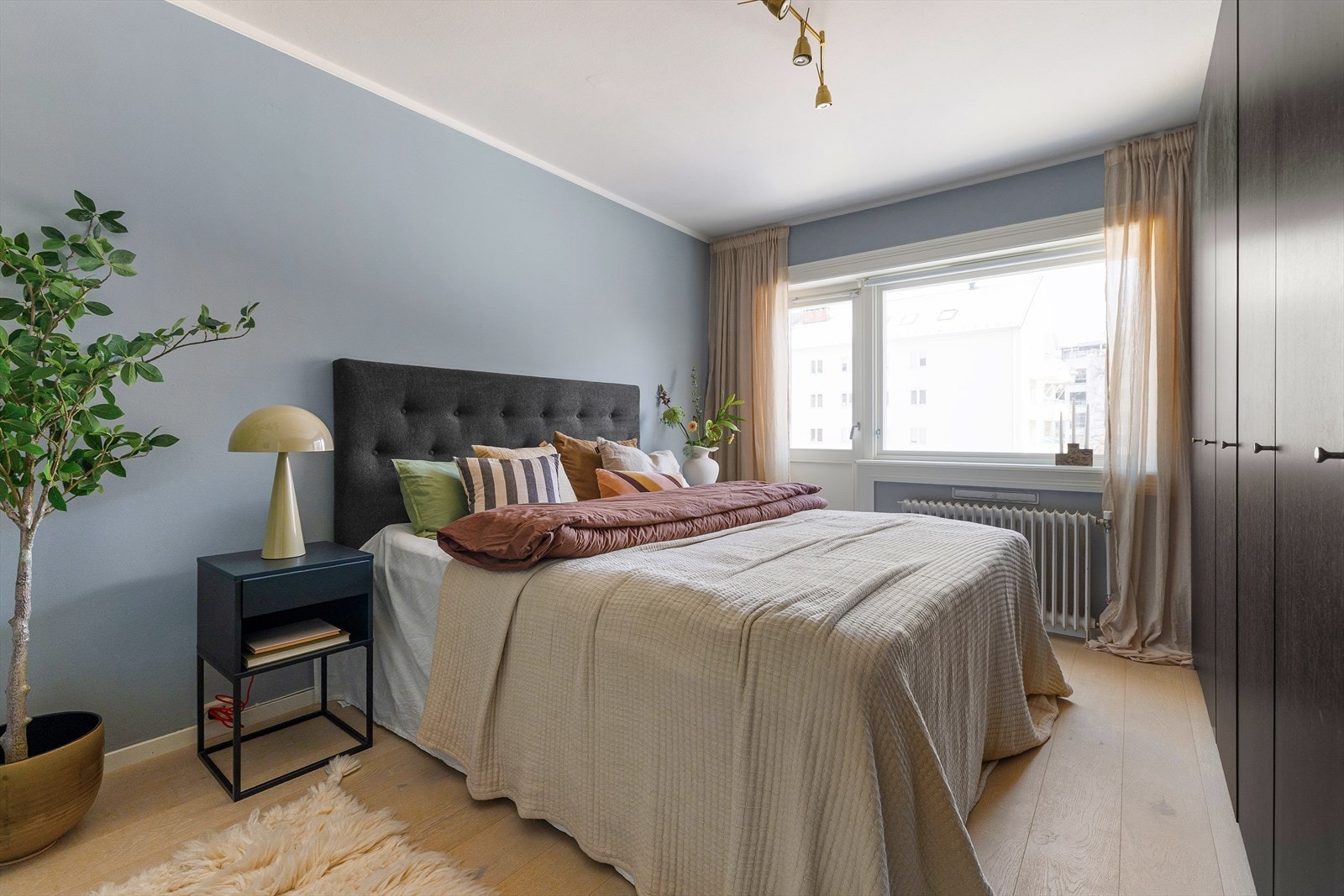 Hovedsoverommet er av god størrelse med plass til dobbeltseng med nattbord på hver side, skrivepult samt et stort garderobeskap for ekstra lagring og oppbevaring. Galleribilde