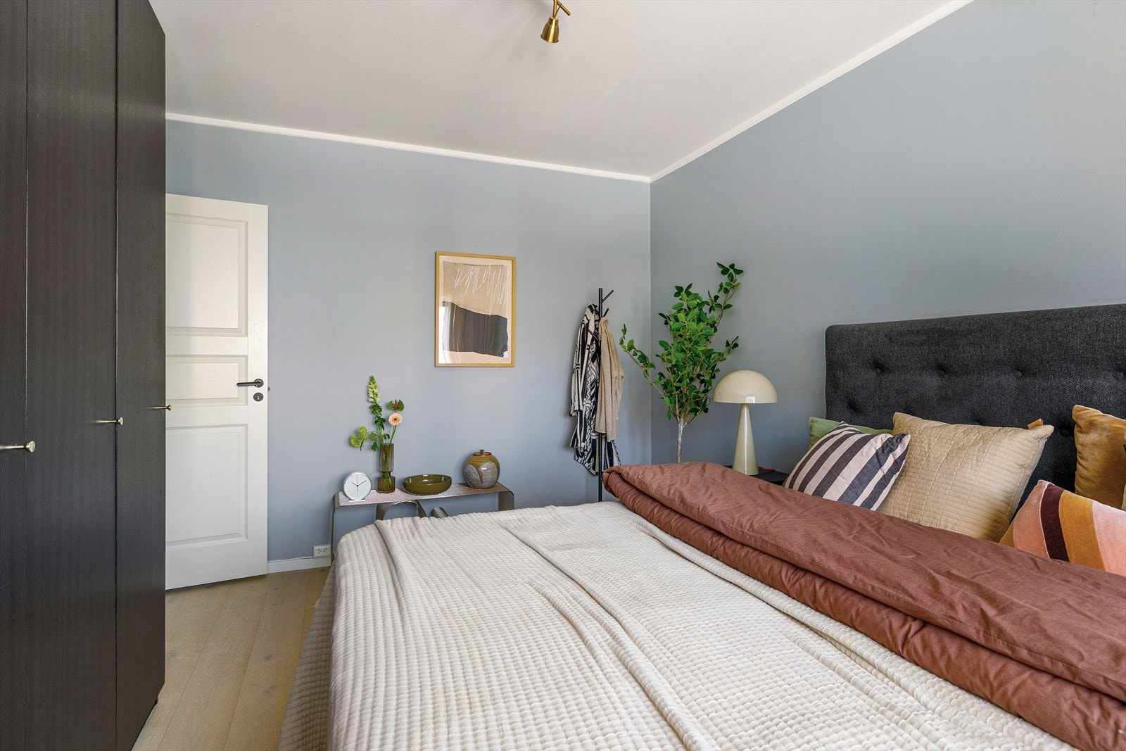 Rommet er malt i en lys og behagelig fargetone som skaper en luftig og god romfølelse. Galleribilde