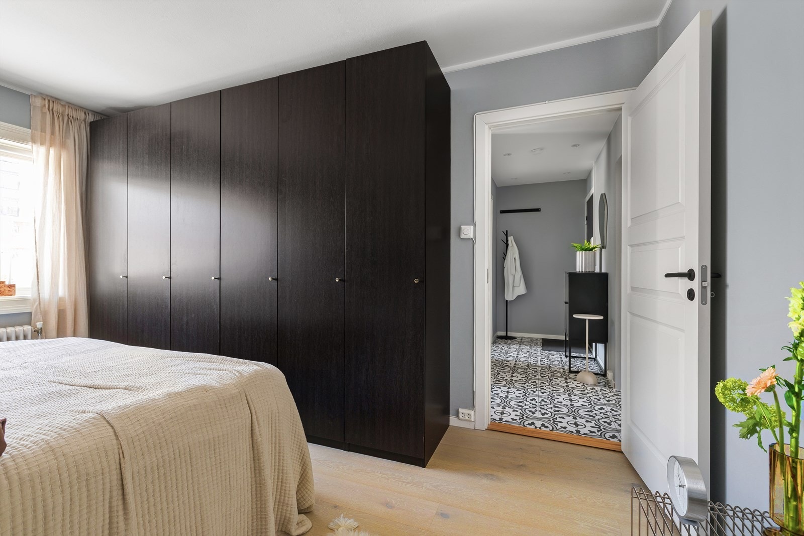 Rikelig med lagringsplass i stort garderobeskap. Galleribilde