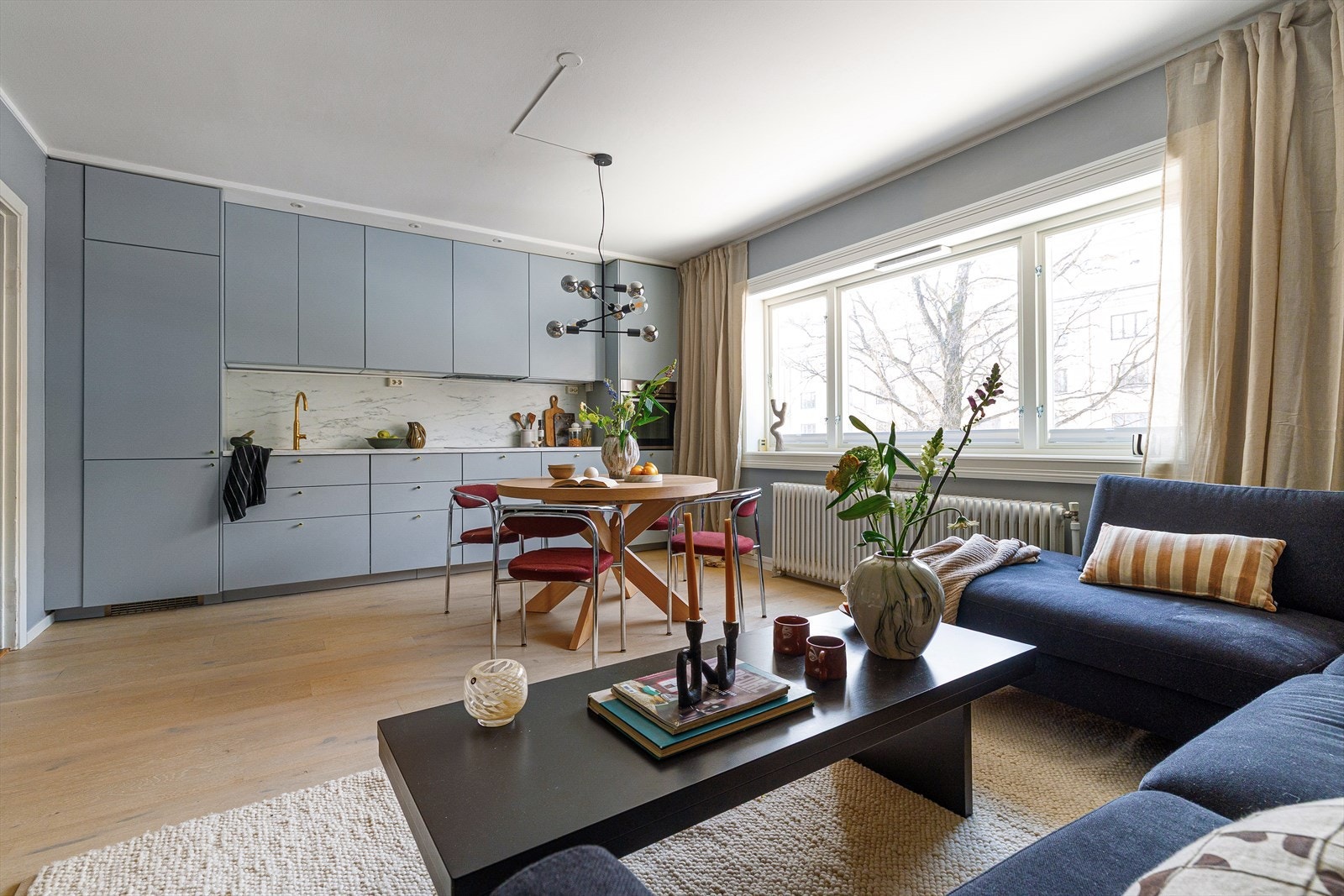 Det slippes inn rikelig med naturlig dagslys gjennom store vindusflater som skaper en luftig romfølelse. Vinduene ble byttet i 2024. Galleribilde