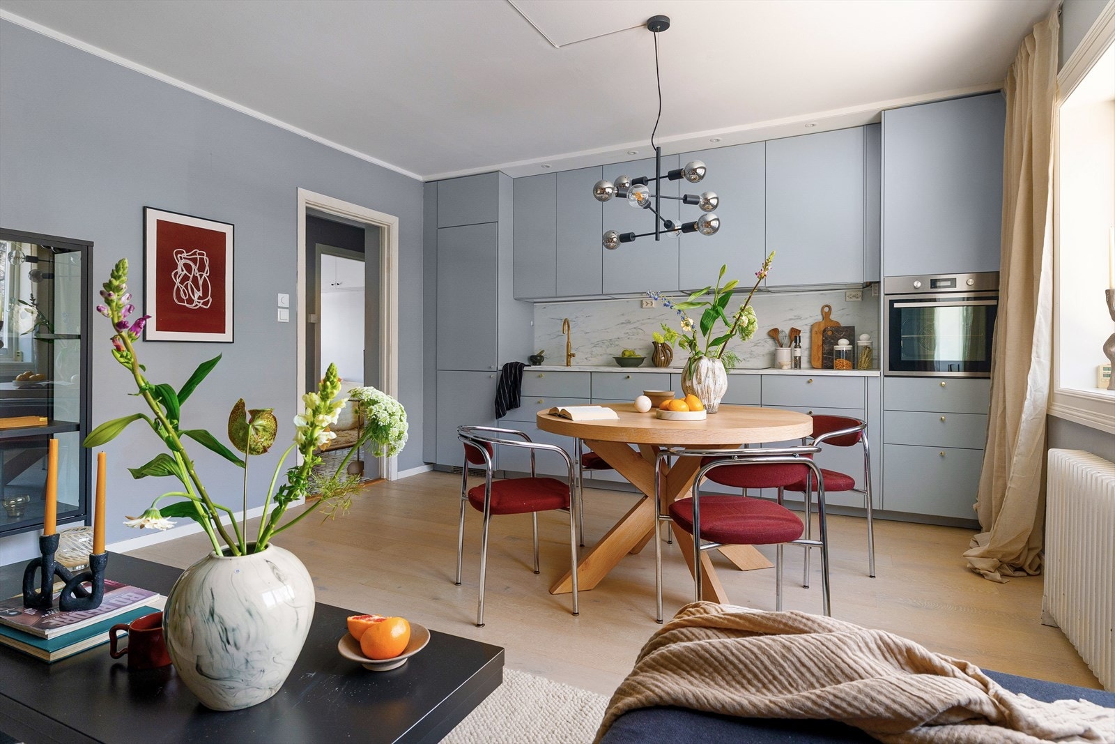 Rommets størrelse tillater plass til både sofagruppe med tilhørende bord og mediebenk, samt spisebord med plass til flere gjester. Galleribilde