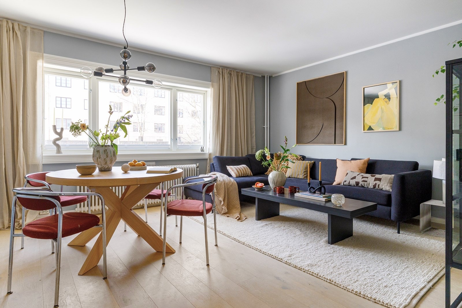 Her befinner vi oss i hjertet i boligen, nemlig stue og kjøkken i åpen løsning. Galleribilde