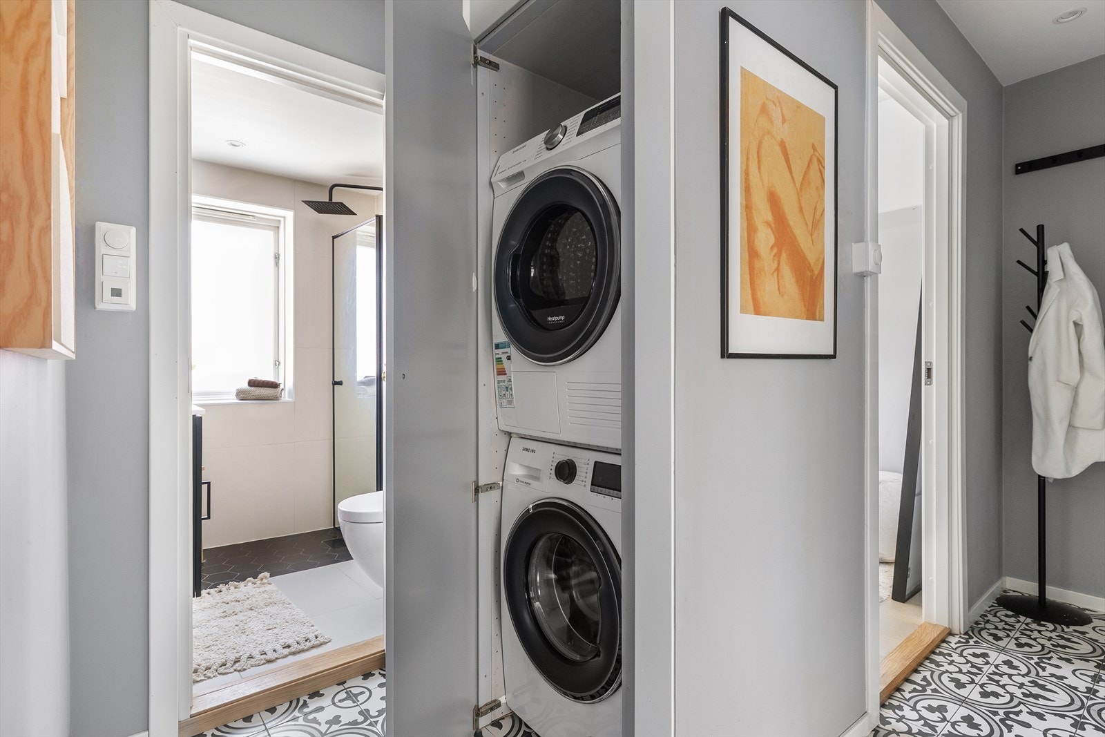 I gangen finner du en smart nisje til vaskemaskin og tørketrommel. Galleribilde