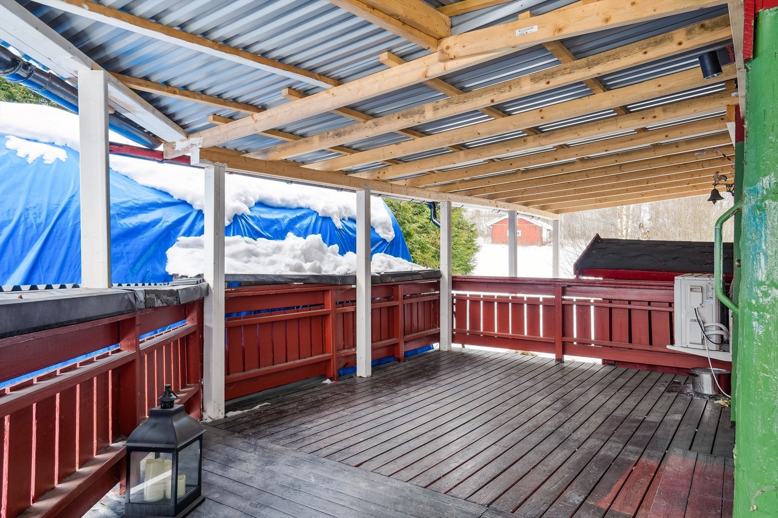 Terrassen har har omfattende skjevheter, så det må påregnes utbedringer. Galleribilde