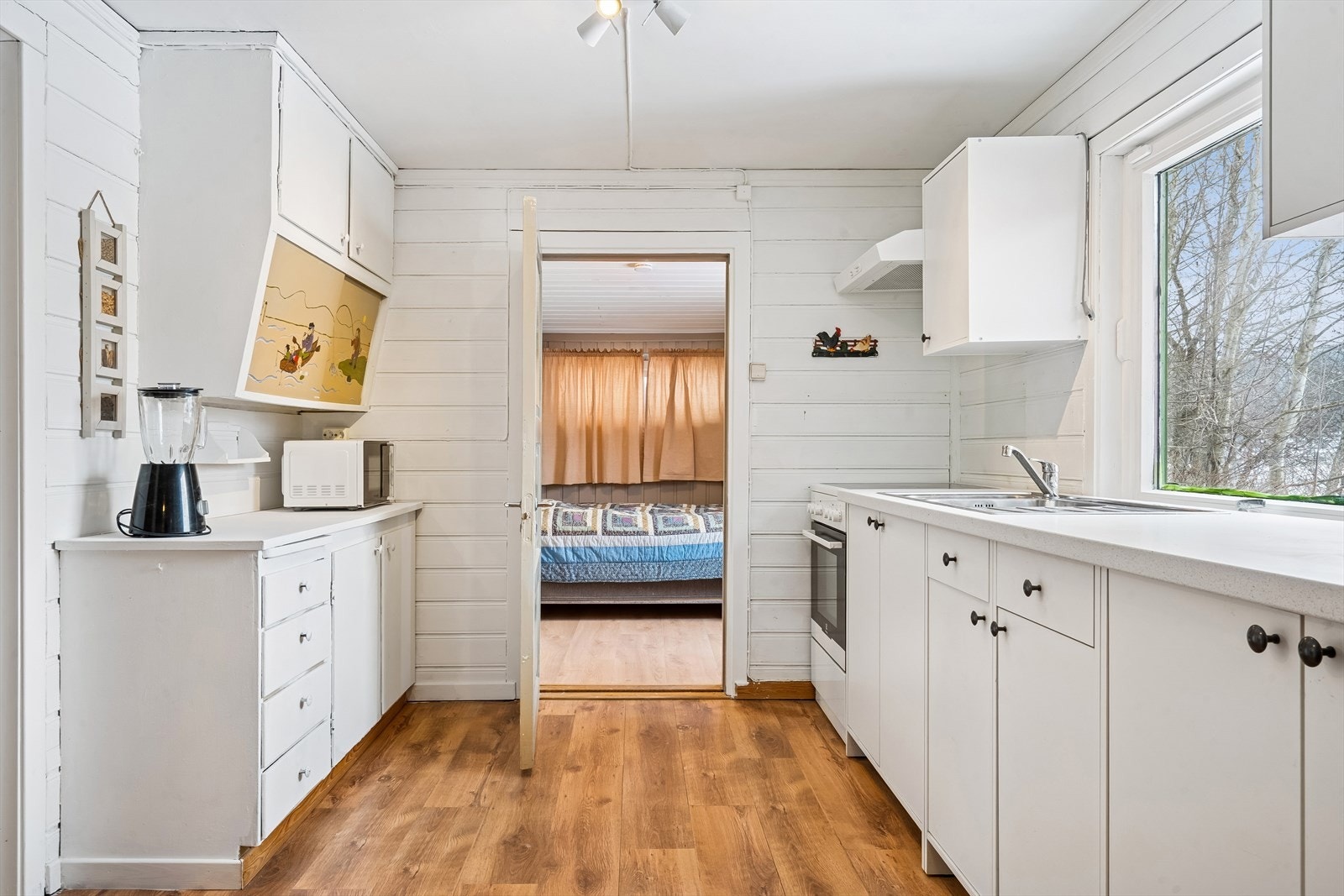 Husets kjøkken har en kombinasjon av eldre og nyere innredning. Galleribilde