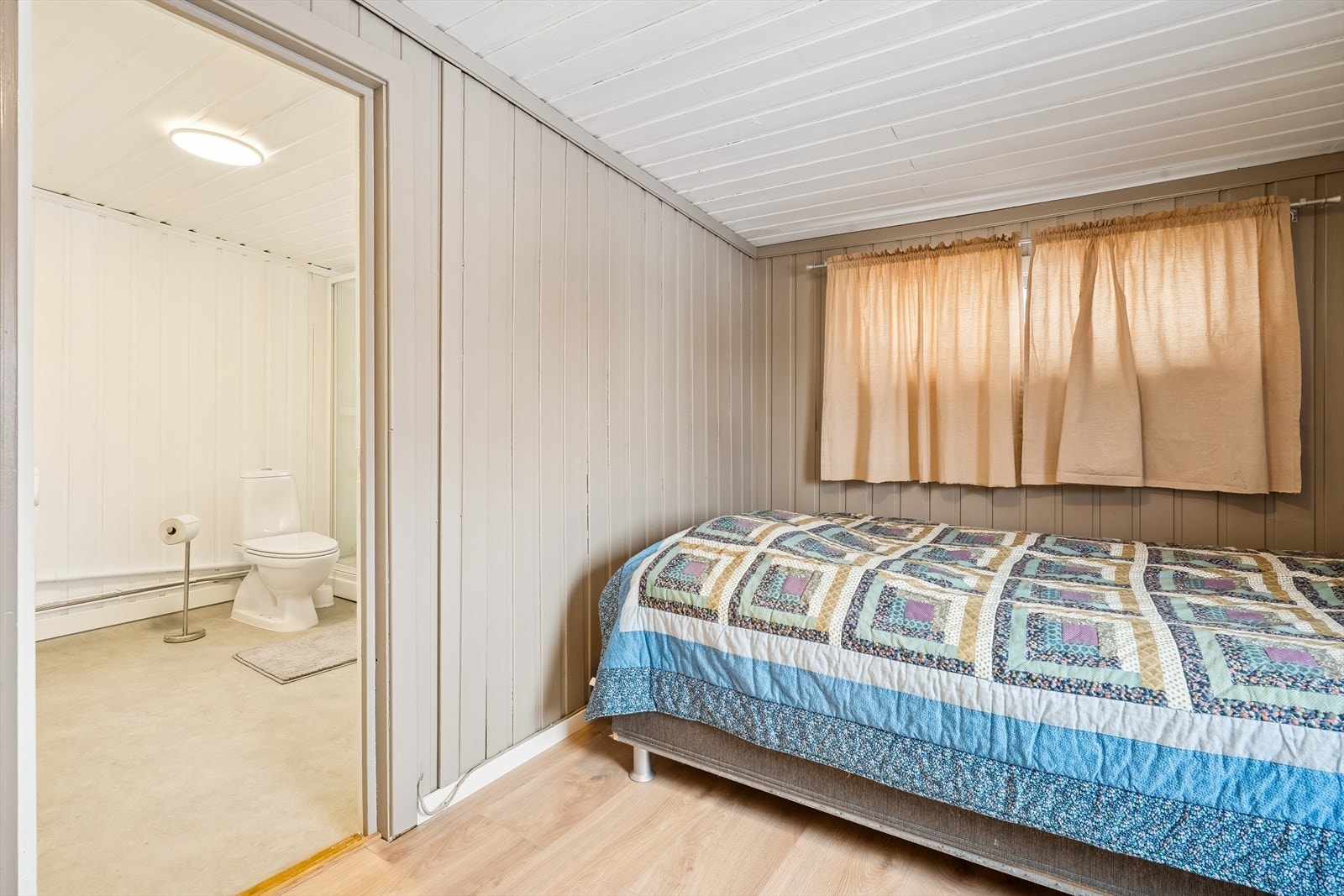 Innenfor soverom 2 finner man badet. Galleribilde