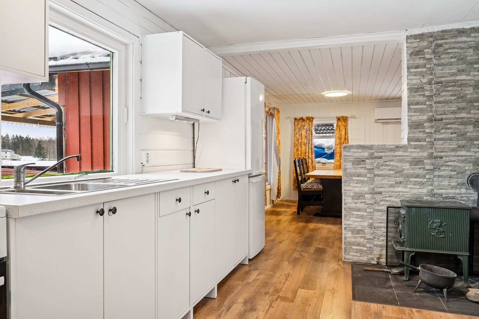 På kjøkkenet er det en eldre vedovn, og det er skiferfliser på brannmur. Galleribilde