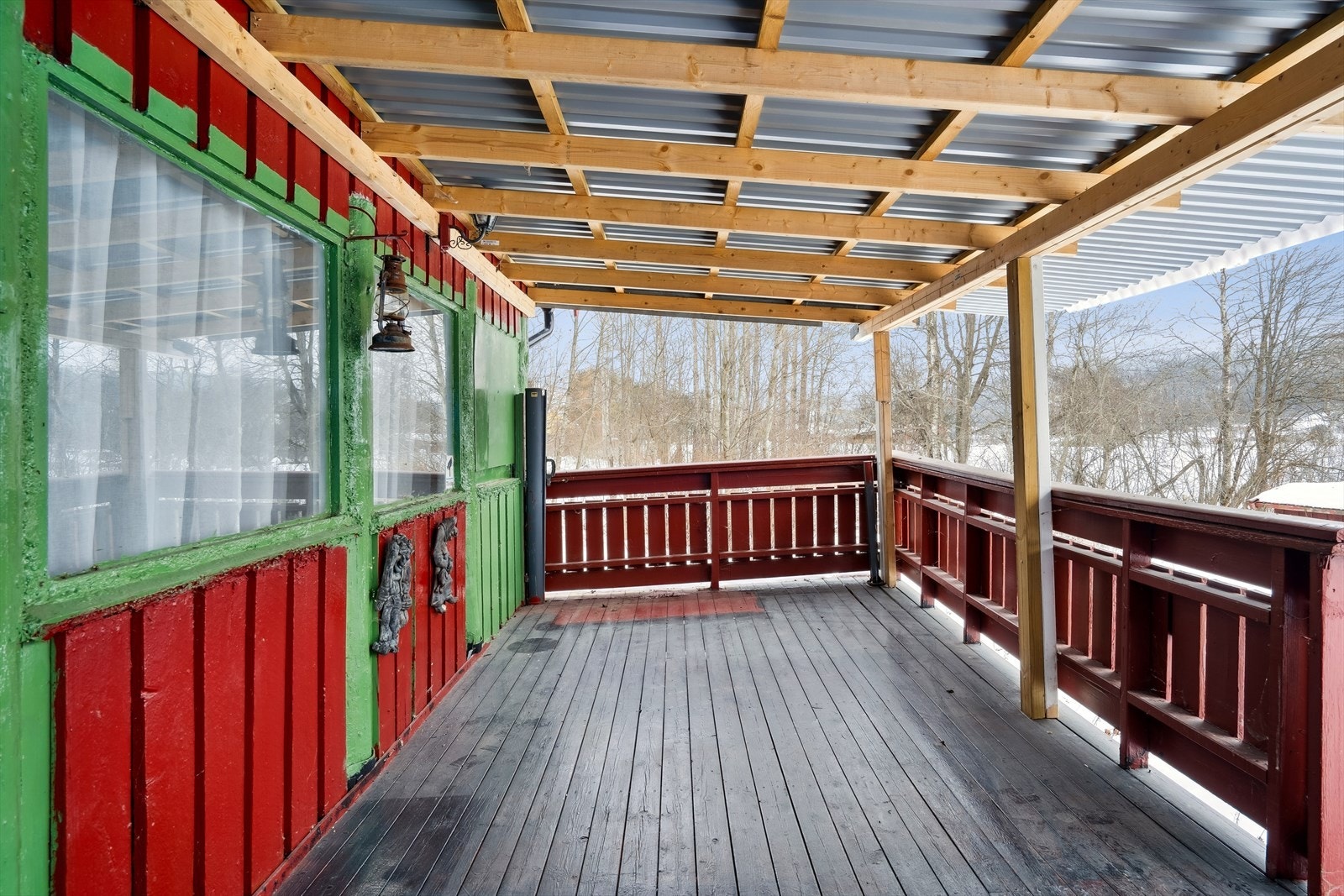 Utenfor er en romslig terrasse Galleribilde