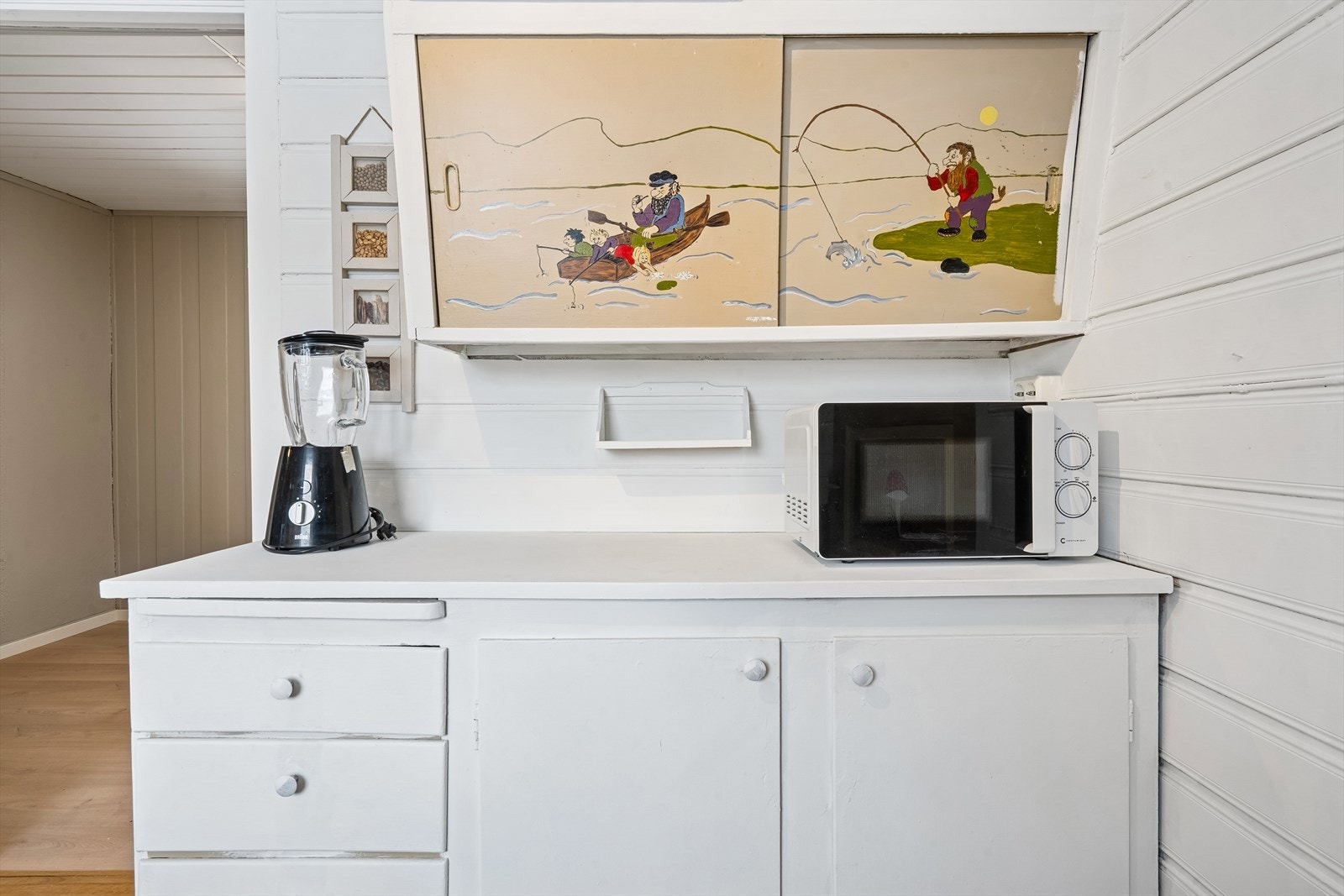 Eldre overskap med skyvedører. Galleribilde