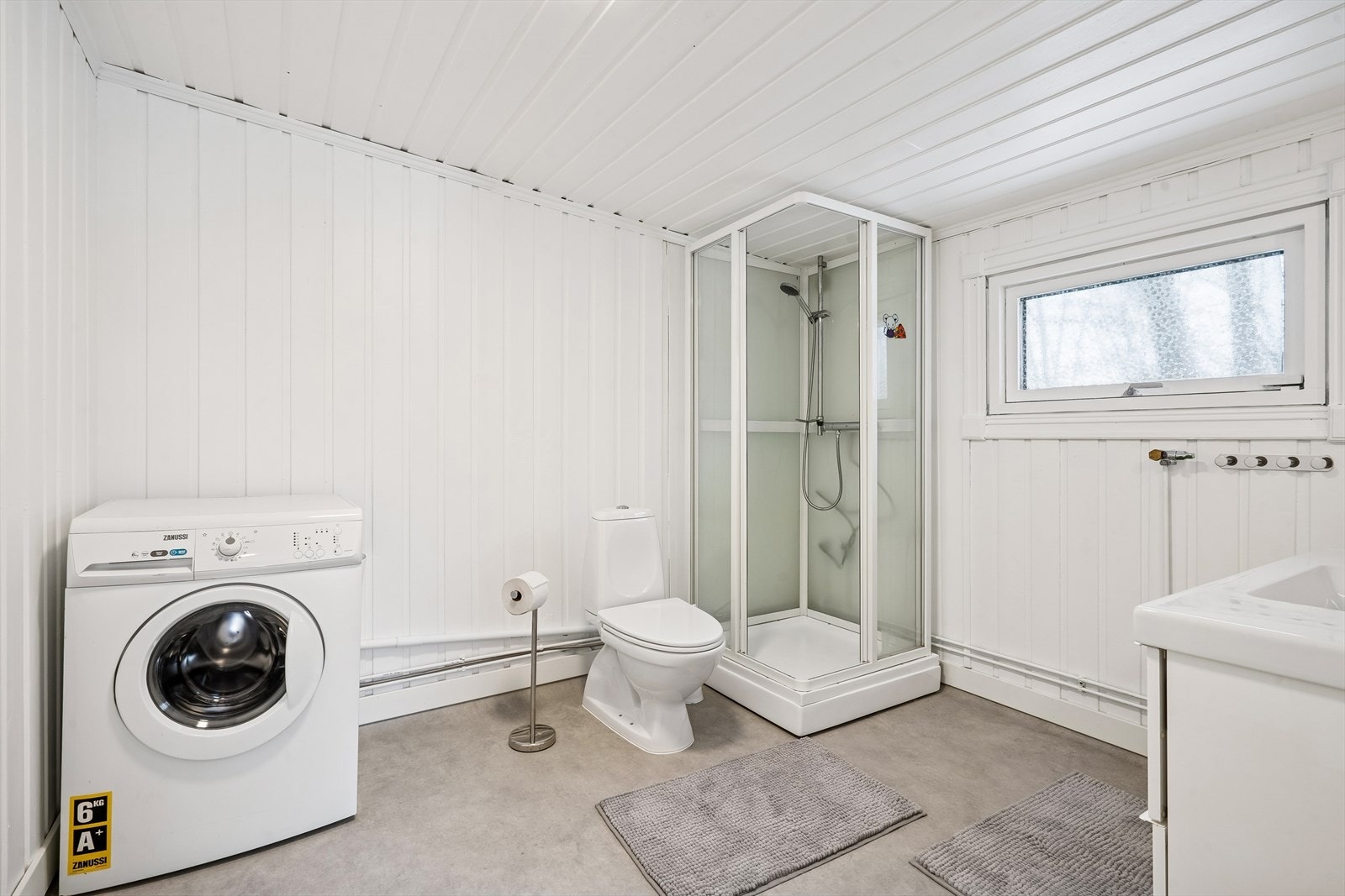 Romslig bad/vaskerom med nytt vinylbelegg på gulv. Galleribilde