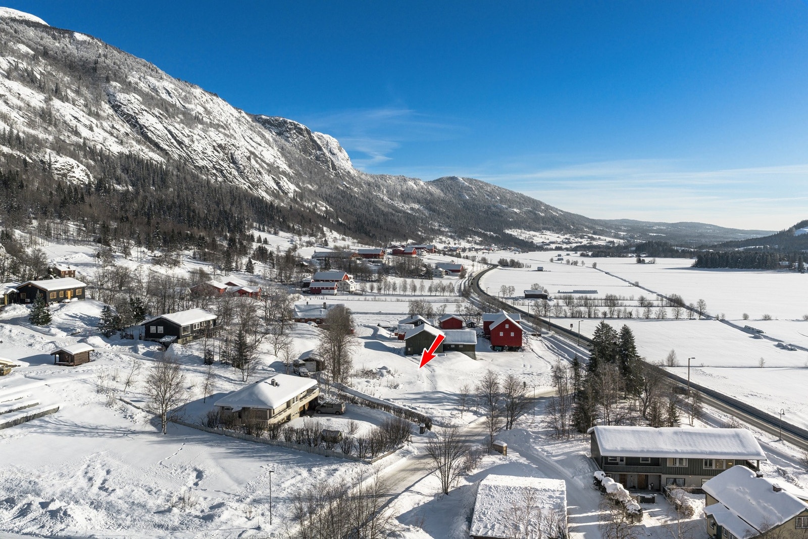 Alle påfølgede bilder: dronebilder av tomten fra forskjellie vinkler. Galleribilde