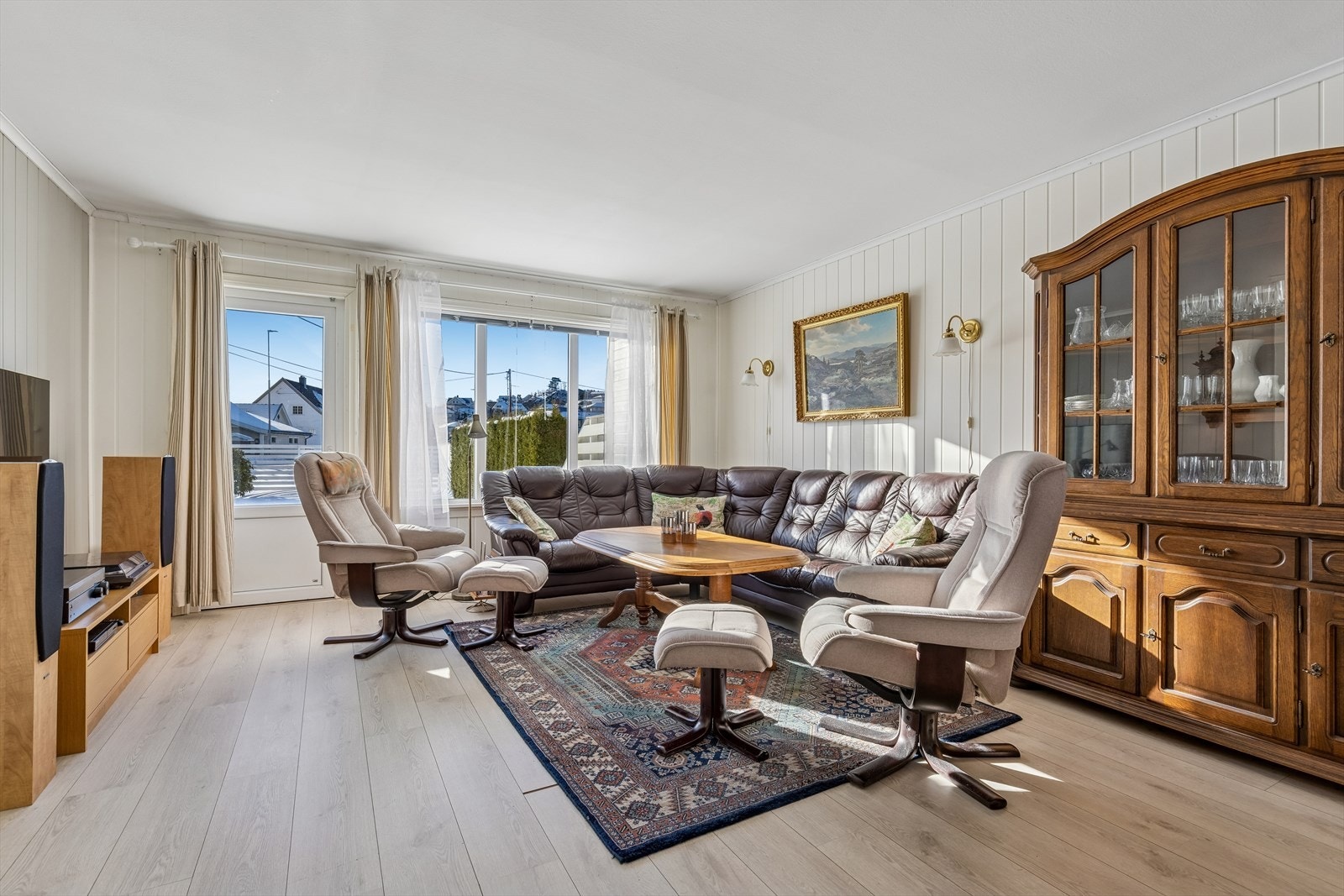 Romslig stue med laminat på gulv. Galleribilde