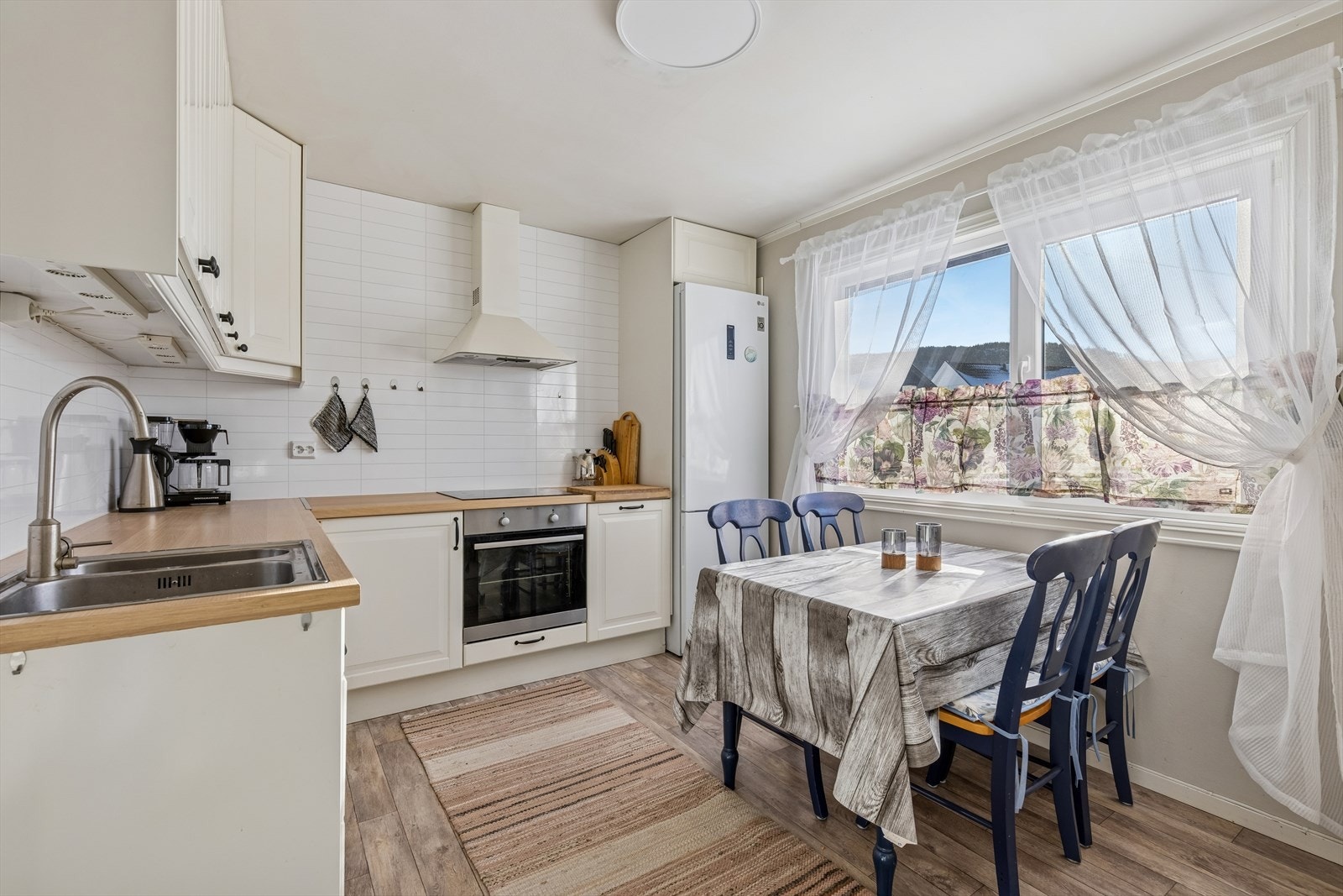 Skjermet kjøkken med oppbevaring i over og underskap Galleribilde