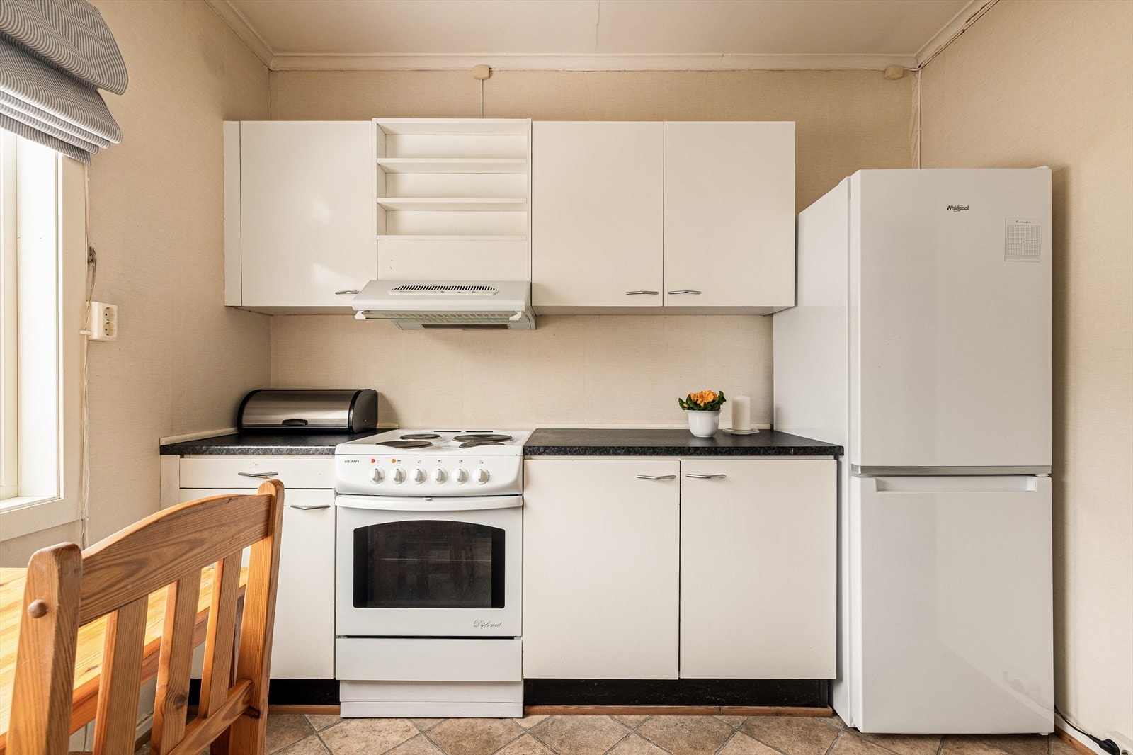 Det er kjøkkenventilator med avtrekk ut. Galleribilde