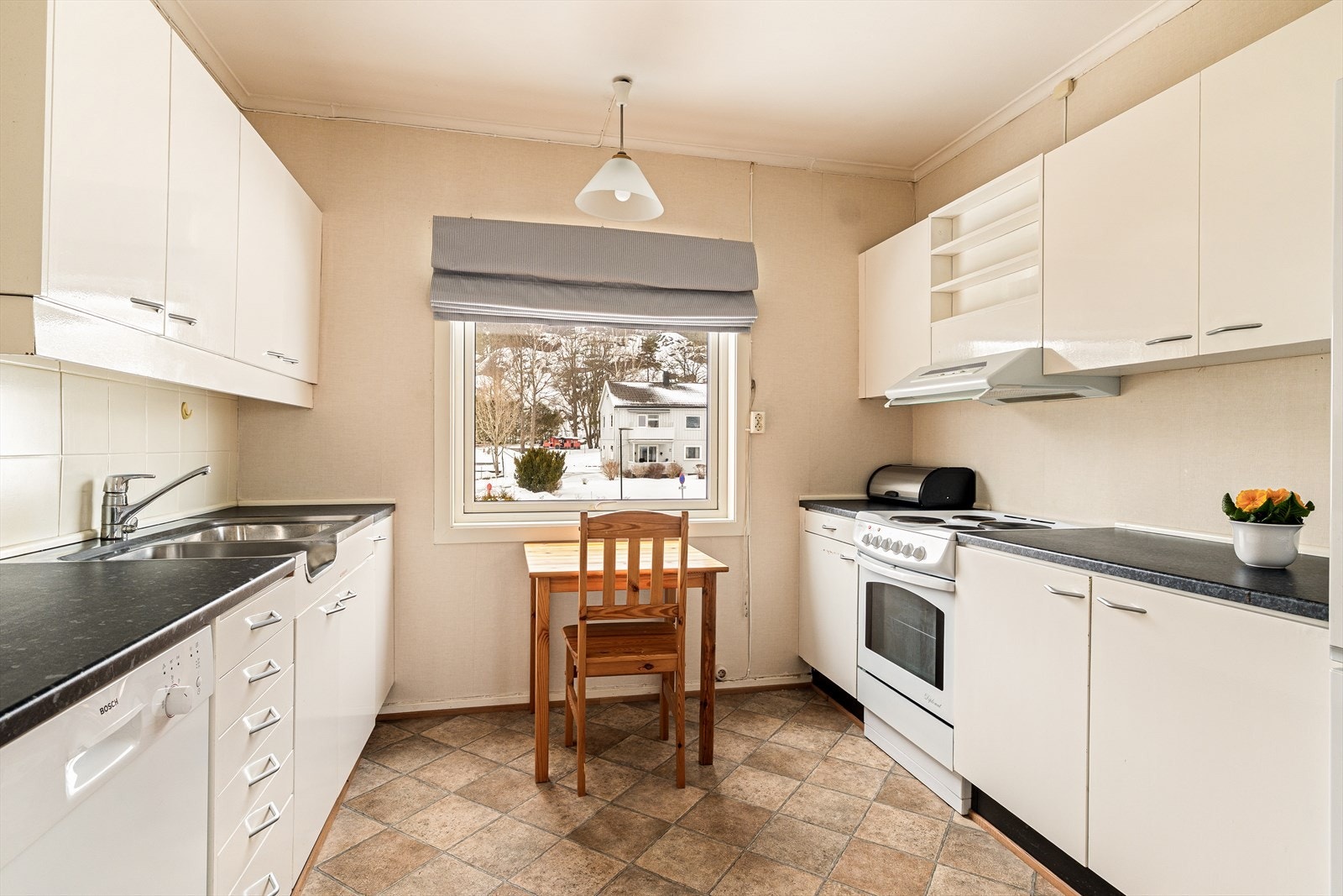 Det er plass til frittstående hvitevarer med plass til kjøl-/fryseskap, oppvaskmaskin og komfyr. Galleribilde