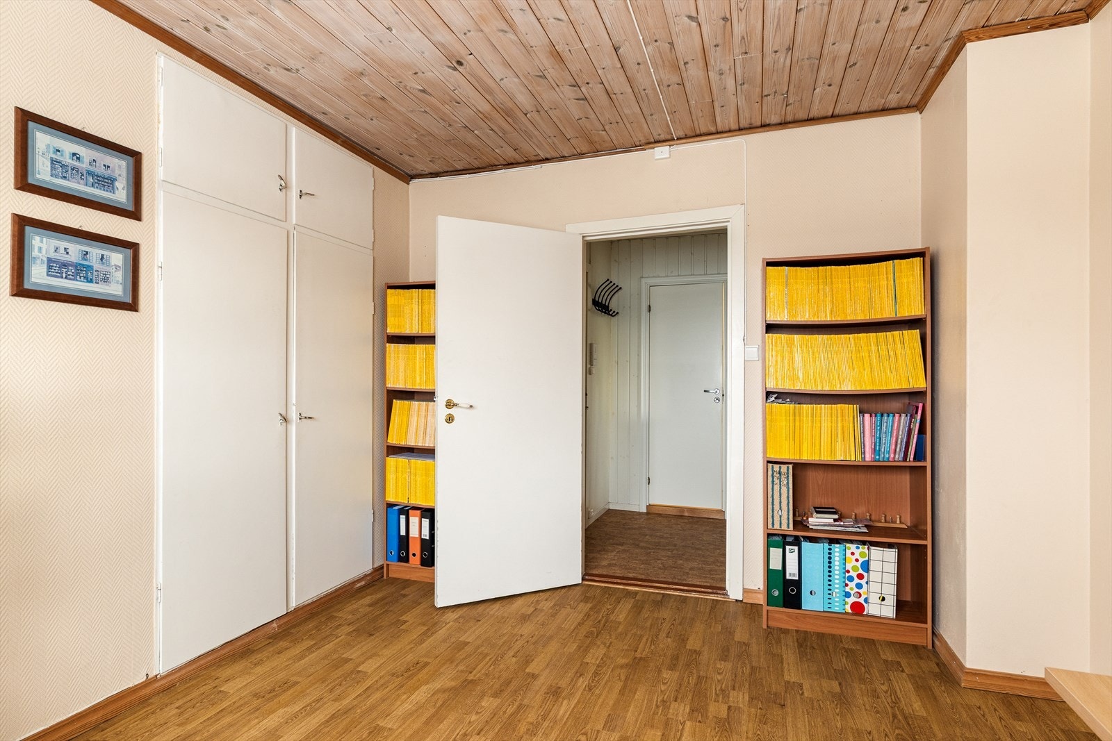 Innvendige gulvflater består av laminat og belegg. Veggene er utført med tapet, trepanel, malte plater og strie. Innvendige himlinger har malte plater og trepanel. Galleribilde