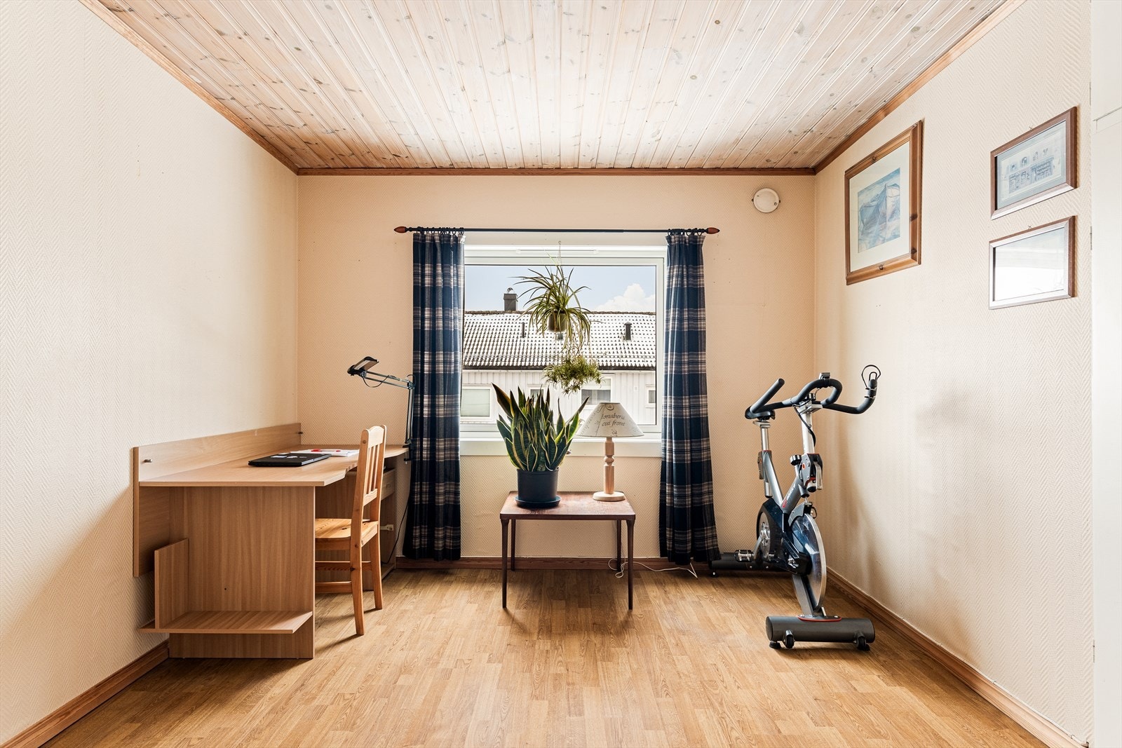 Soverom 2. Rommene egner seg godt som hovedsoverom, gjesterom, barnerom eller hjemmekontor - alt etter behov. Galleribilde