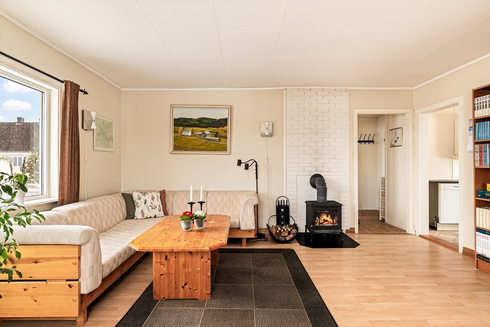 Stuen byr på gode møbleringsmuligheter med plass til både sofagruppe og øvrig møblement. Galleribilde