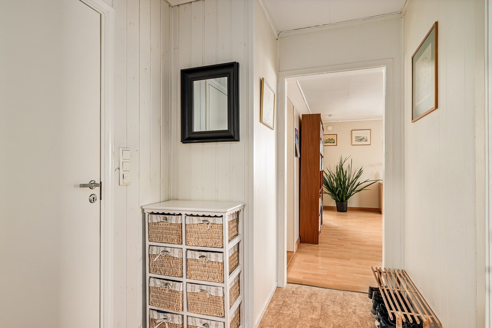 Leiligheten ligger i 2. etasje i en firemannsbolig tilknyttet Framveien Borettslag v/ LABO borettslag. Leiligheten har adkomst via felles trappeoppgang. Galleribilde