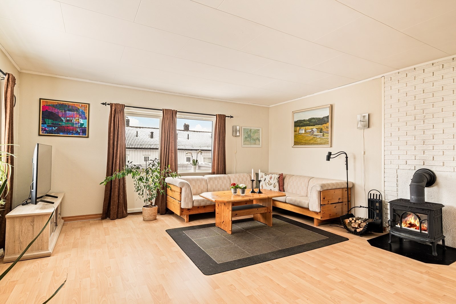 Rommet byr på gode møbleringsmuligheter med plass til både sofagruppe og øvrig møblement. Galleribilde