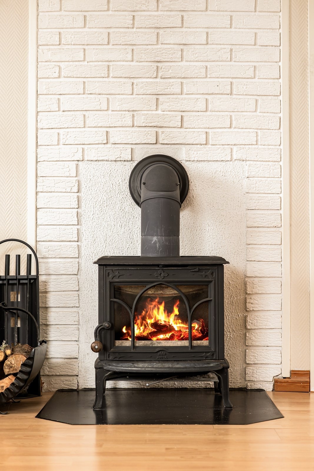 Det er installert vedovn som skaper ekstra varme og hygge på kalde dager. Galleribilde