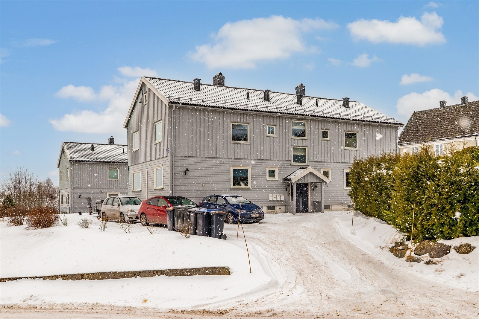 Området består hovedsakelig av boligbebyggelse og har kort avstand til sentrum med alt av butikker. Galleribilde