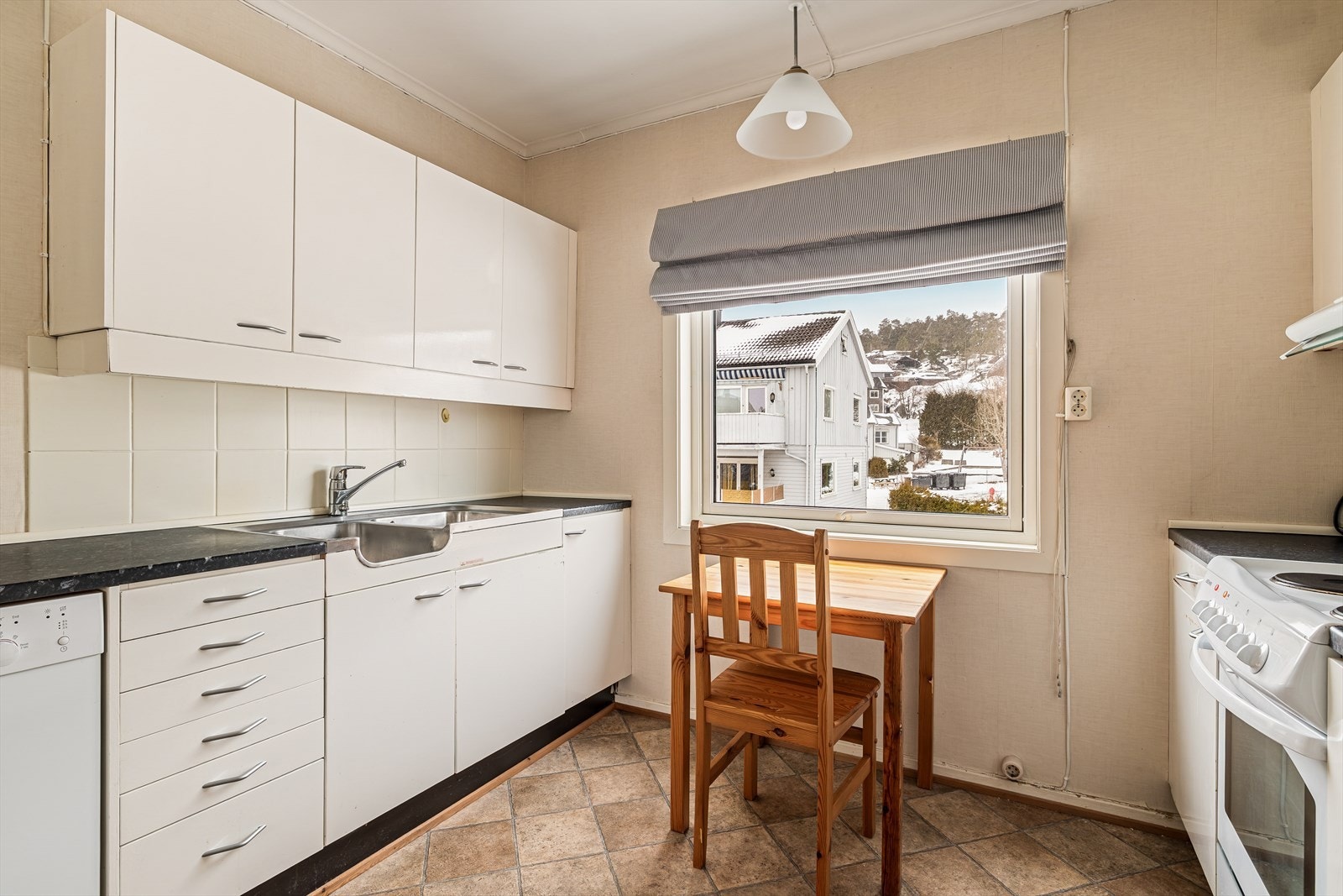 Rommet har et stort vindu som gir gode lysforhold, og det er plass til et frokostbord. Galleribilde