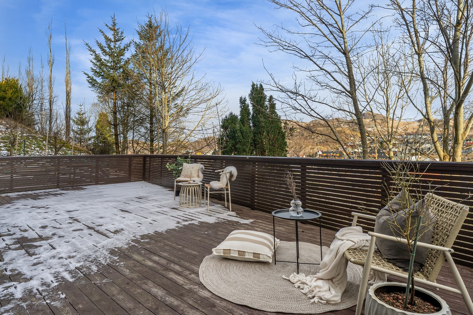 Uteområdet er pent opparbeidet med en flott terrasse på fremsiden av boligen. Galleribilde