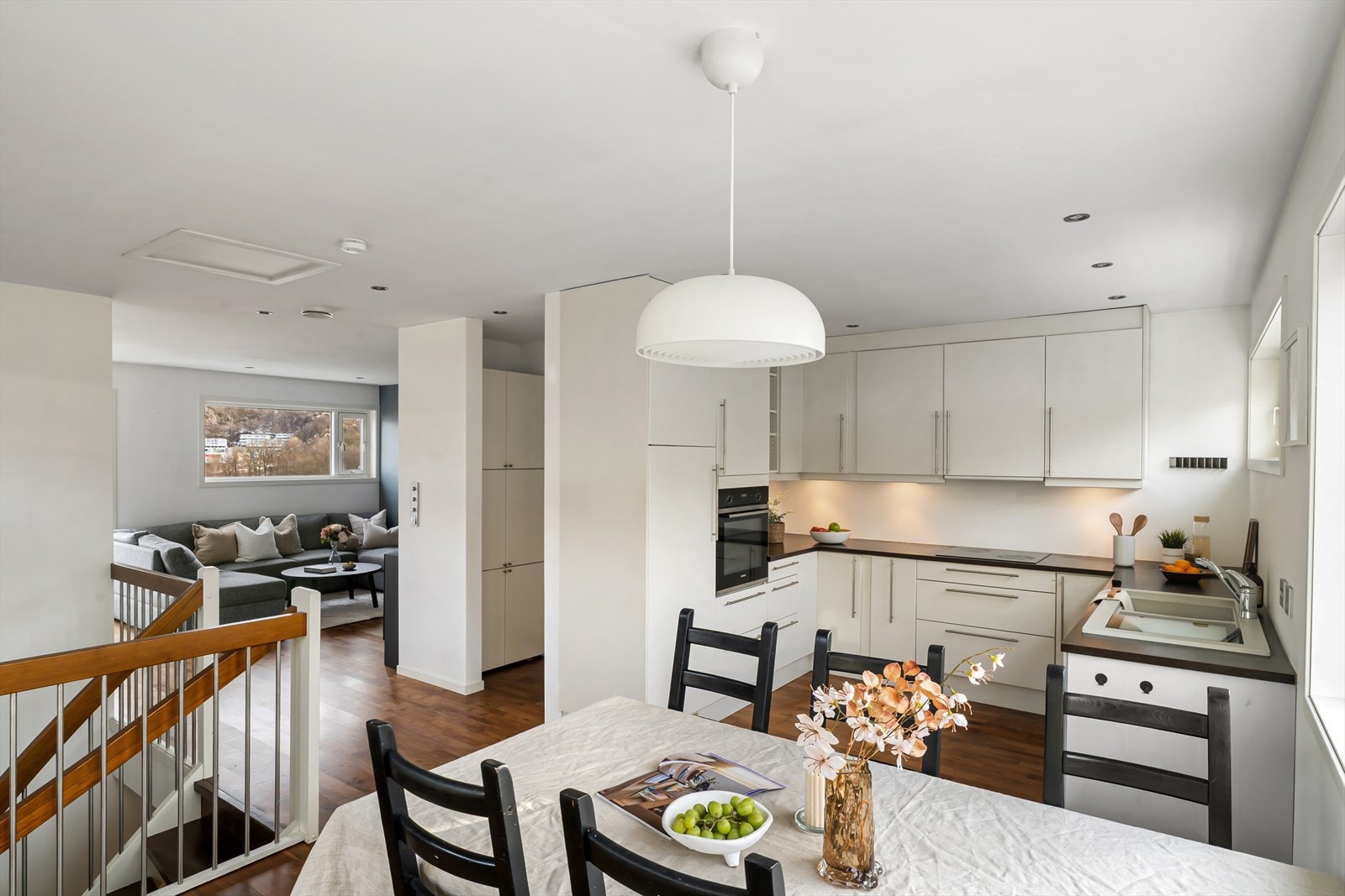 Skjermet kjøkken med plass til spisebord. Galleribilde