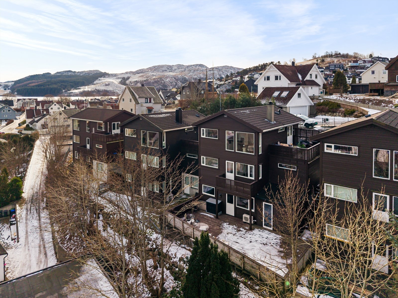 Boligen er godt utnyttet med mye innhold, et kjekt og godt utnyttet uteområde og er praktisk innredet. Galleribilde