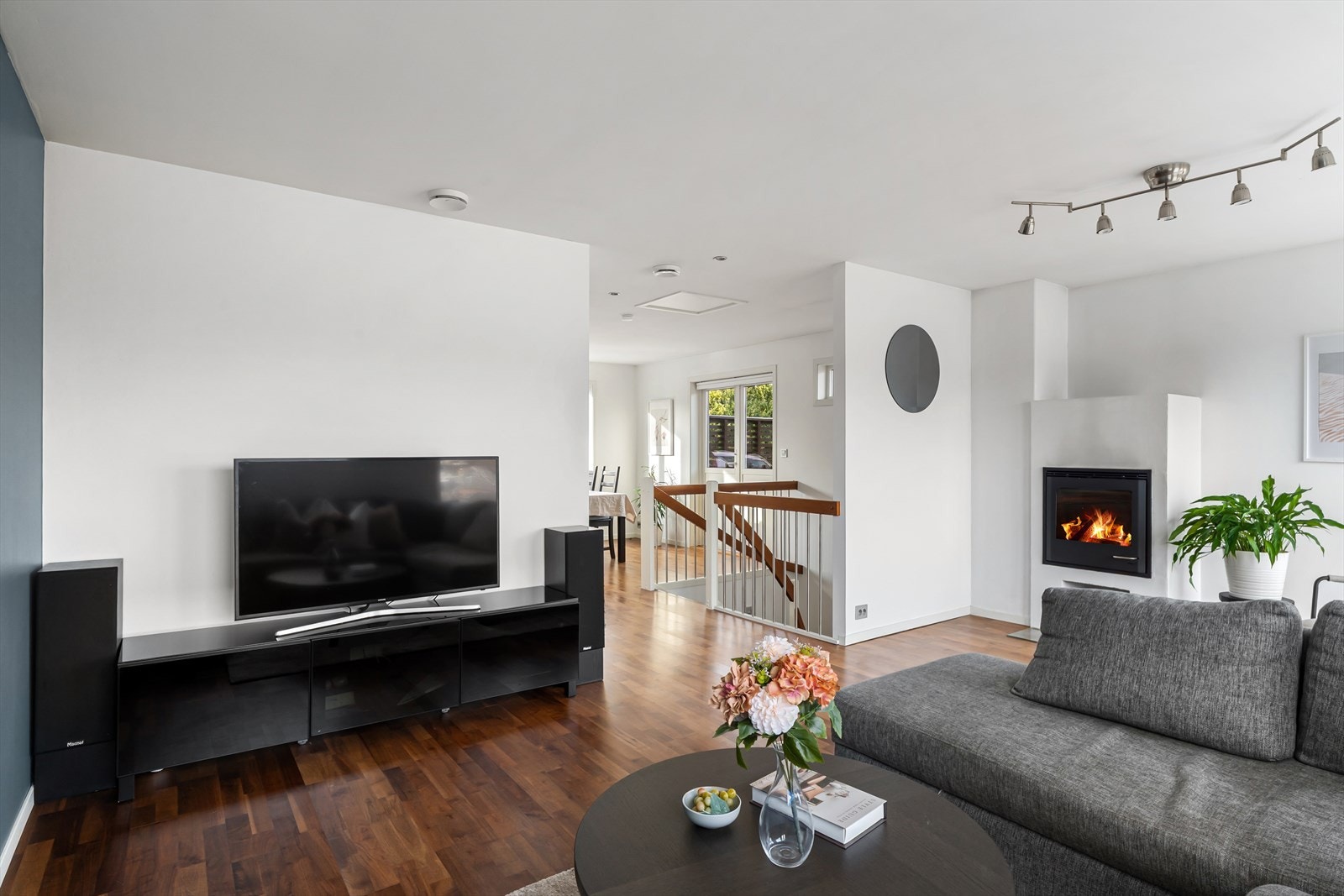 Kjøkken og stue i åpen løsning, men kjøkkenet likevel skjermet fra sofasonene. Galleribilde