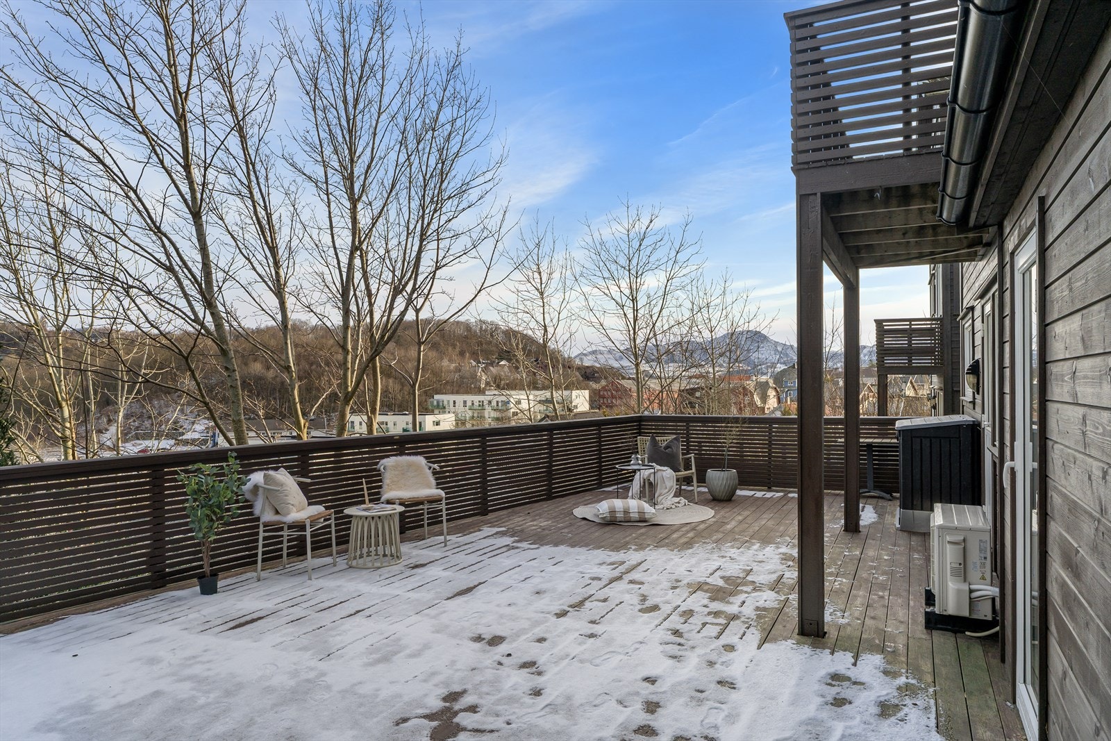 Terrassen har god plass til både sittegruppe og grill, og ligger tilrettelagt for solfylte dager og rolige kveldsstunder. Galleribilde