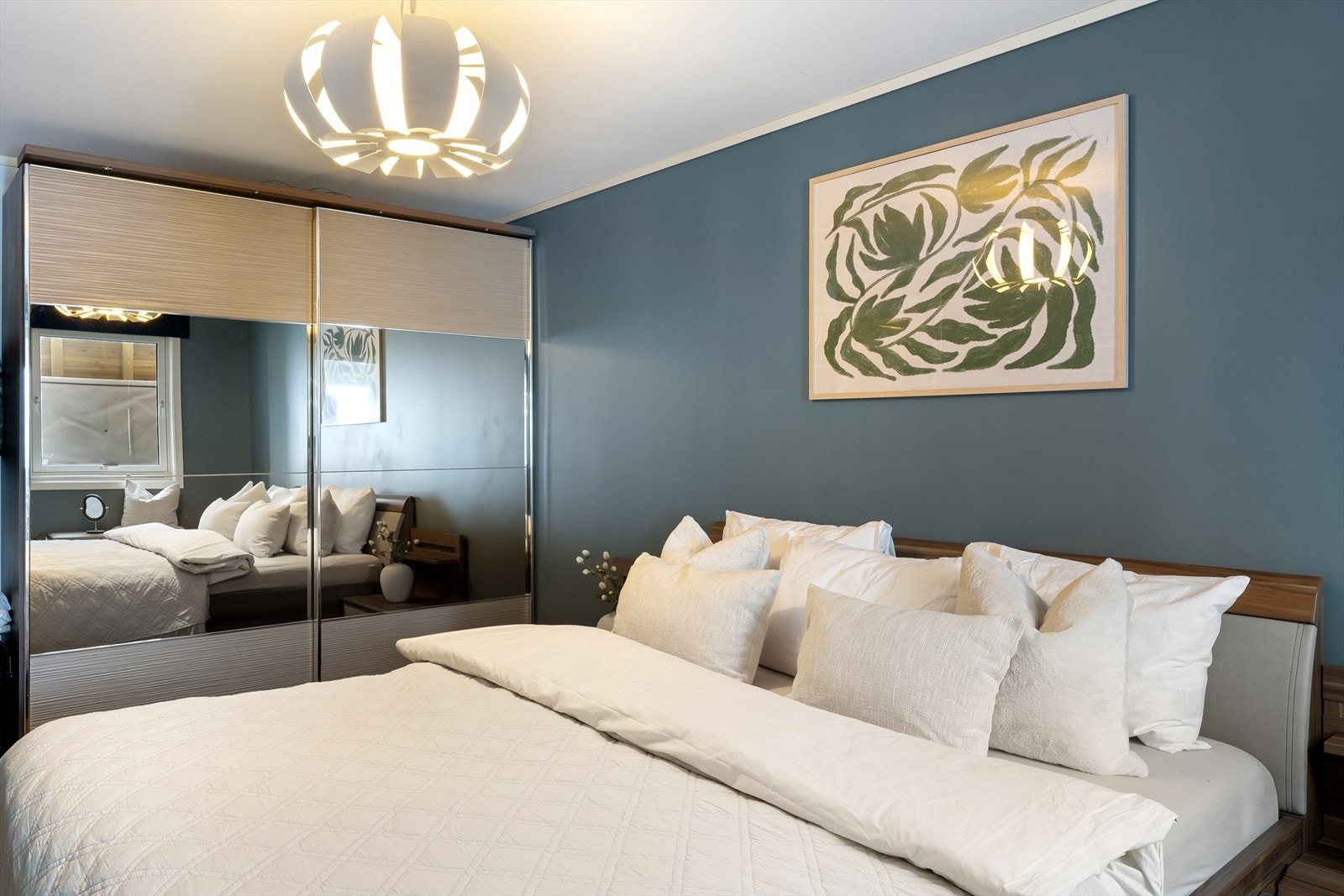 Rommet har plass til garderobeskap og stor seng. Galleribilde