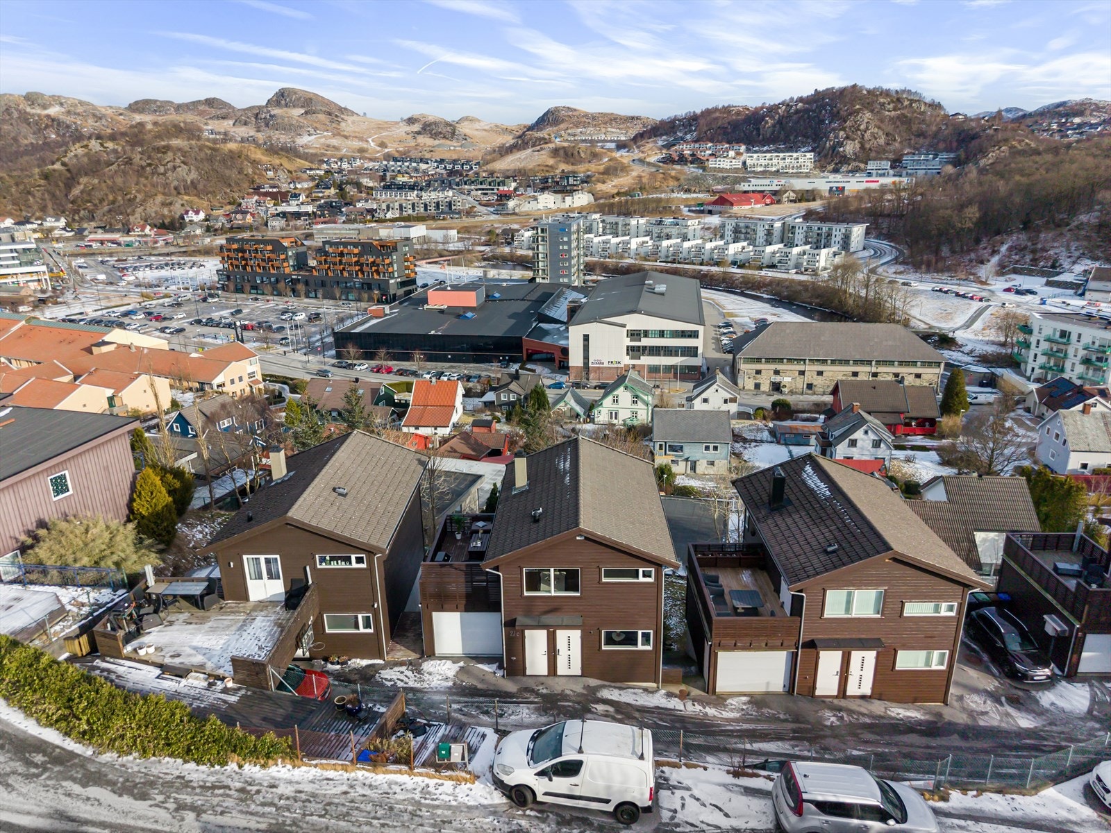 Boligen ligger i et veletablert og sentrumsnært boligområde på Ålgård med flott panoramautsikt over sentrum. Herfra er det kort avstand til det meste man trenger i hverdagen. Galleribilde