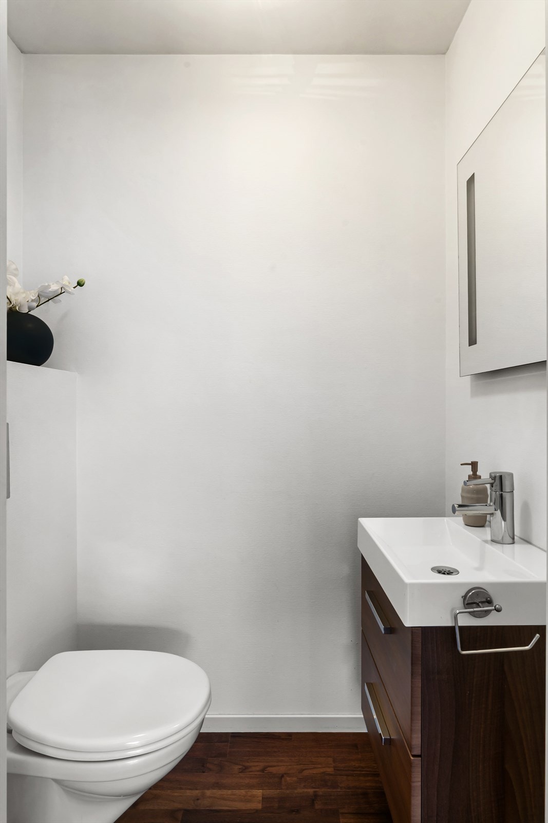 Gjestetoalett med wc og vask . Galleribilde