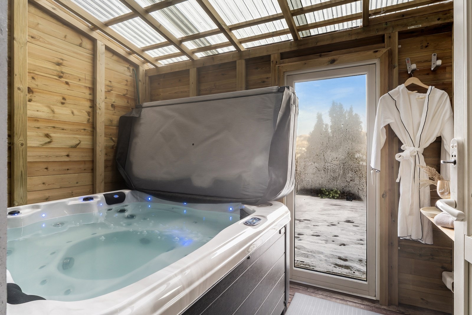 Fra soverommet går døra ut til boden eller spa-et om du vil. Jacuzzien medfølger. Galleribilde