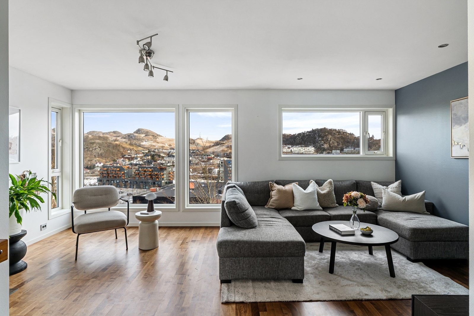 I denne etasjen kommer man virkelig godt opp i høyden og utsikten er helt fantastisk, like fint alle årstider med flotte lys også over Ålgård. Galleribilde