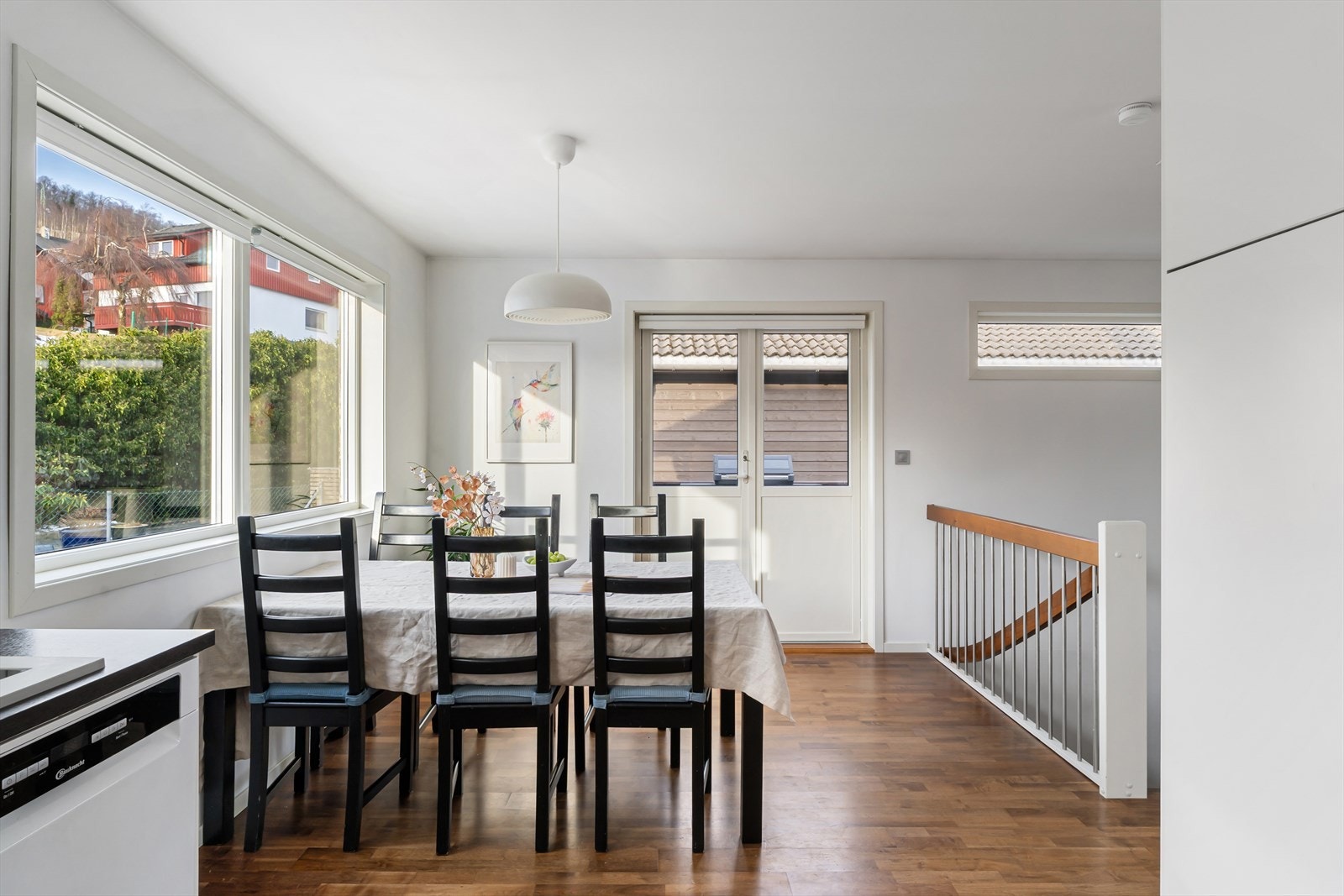 Fra kjøkkendelen er det utgang til stor og solrik altan. Galleribilde