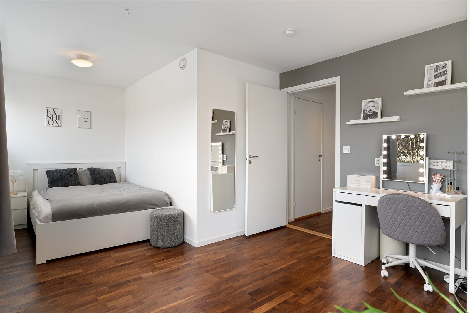 Soverom 1 av god størrelse. Her er det plass til dobbeltseng, skrivepult og garderobe. Galleribilde