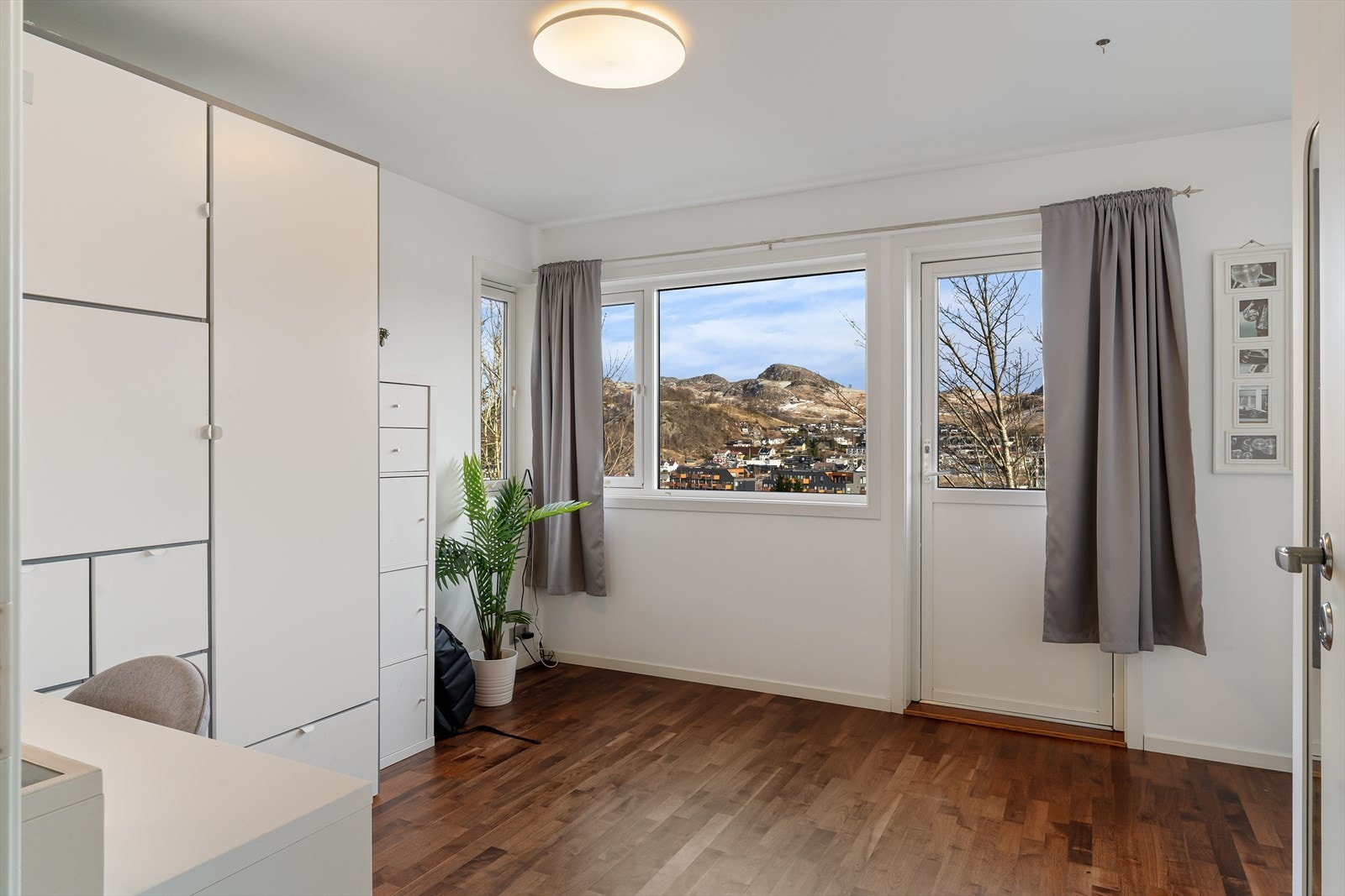 Dør ut til altan. Galleribilde