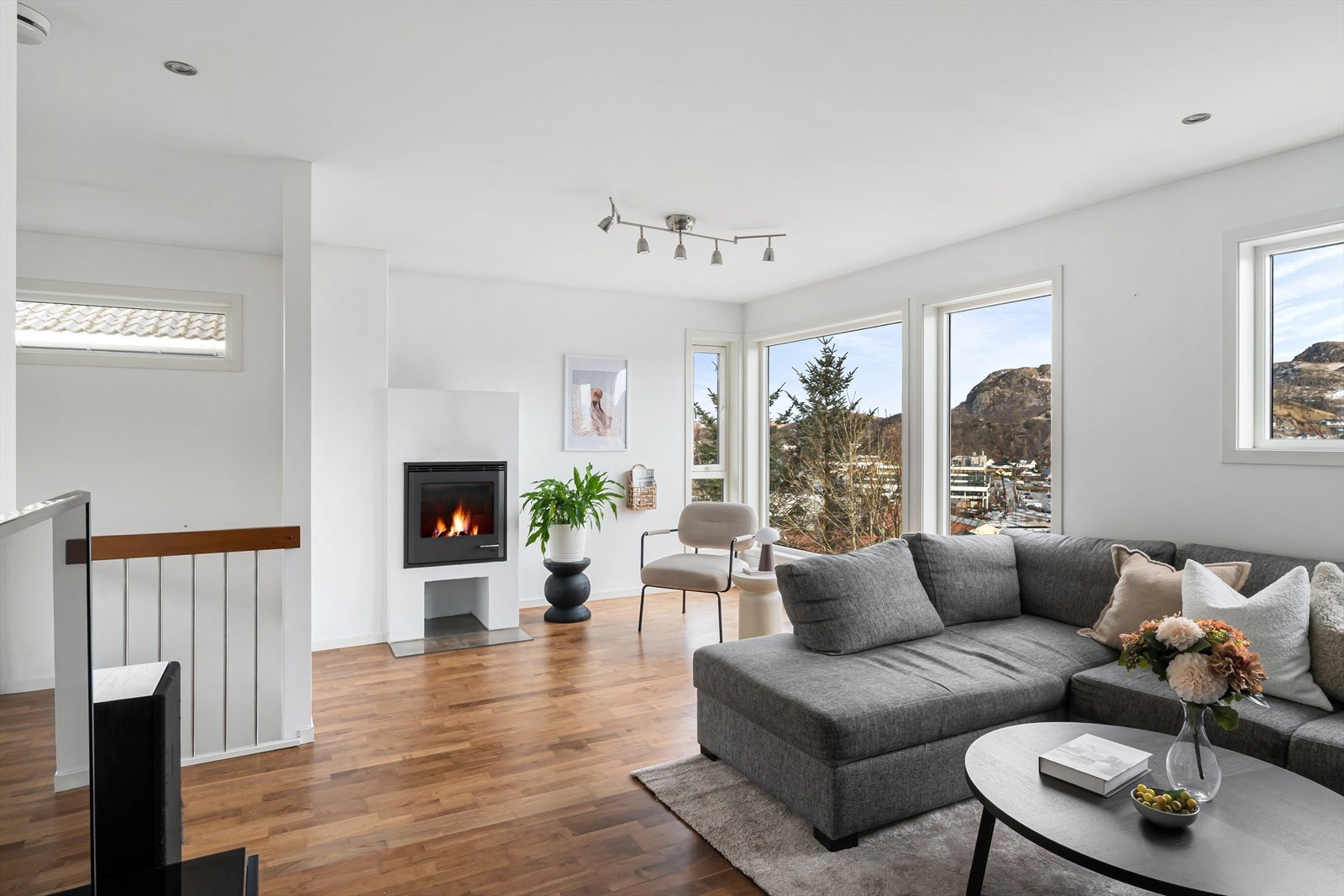 Stua lys og luftig. Det er plass til flere sittegrupper i stua og møbleringsmulighetene er mange. Galleribilde