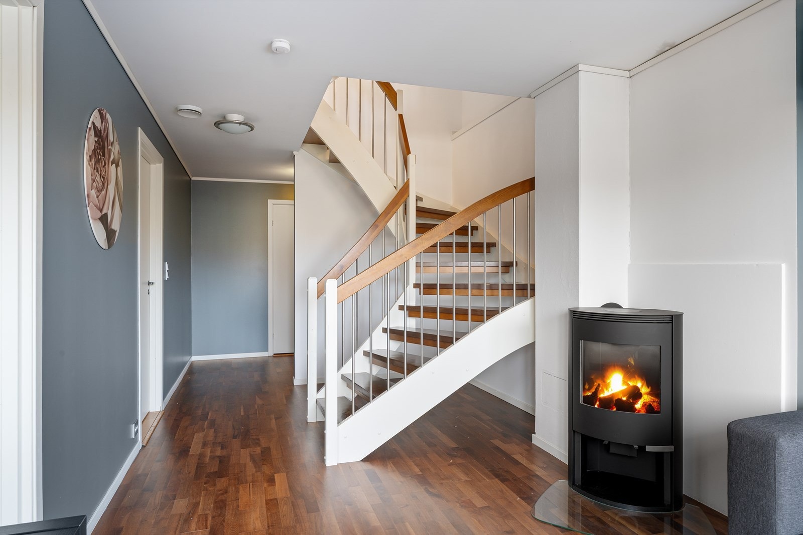 Boligens underetasje består av 2 soverom, stue og 2 boder. Galleribilde