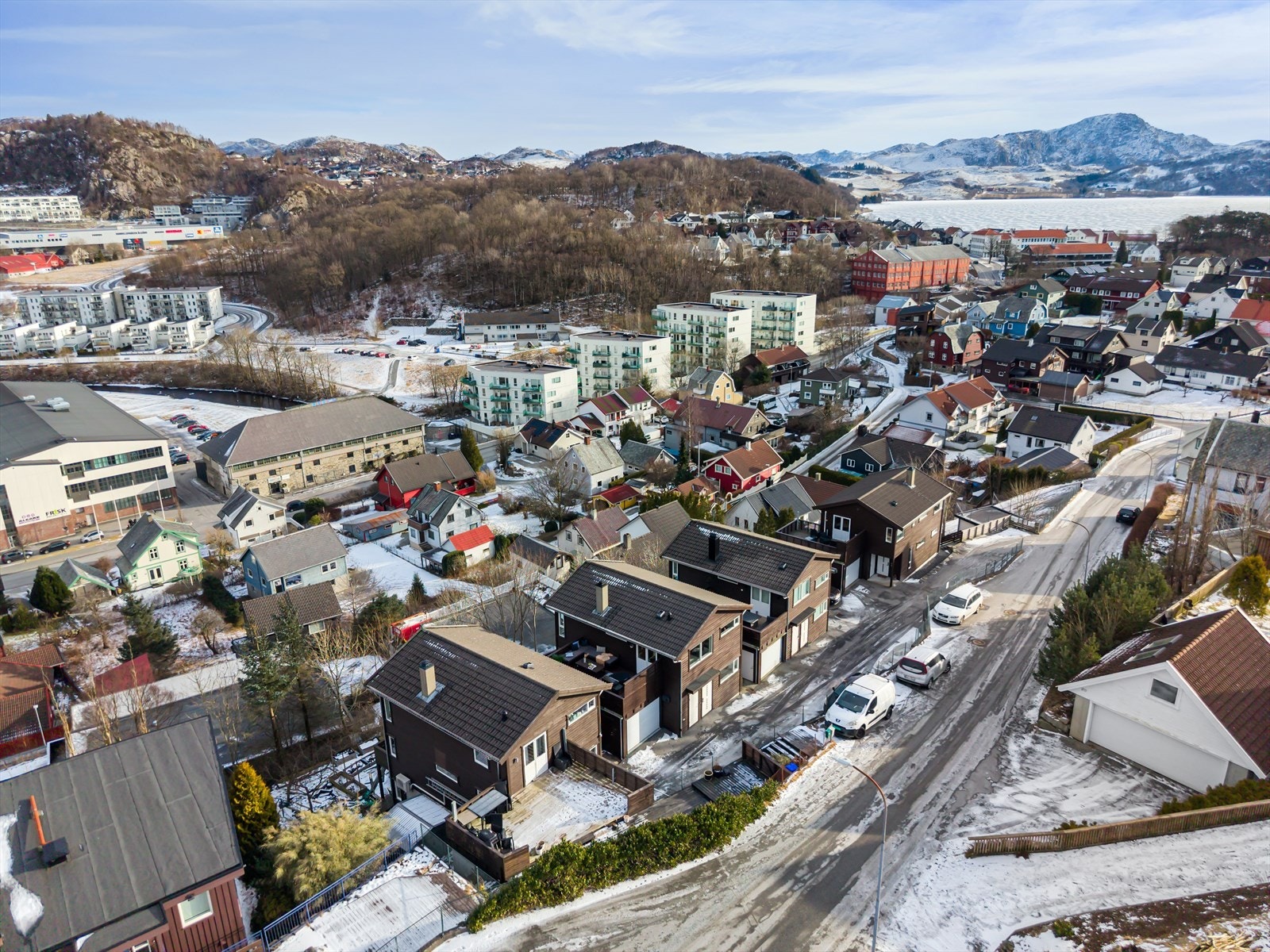 Badeplassen "Perlå" er noen minutters gange fra boligen og tilbyr både parkområde og badestrand. Galleribilde