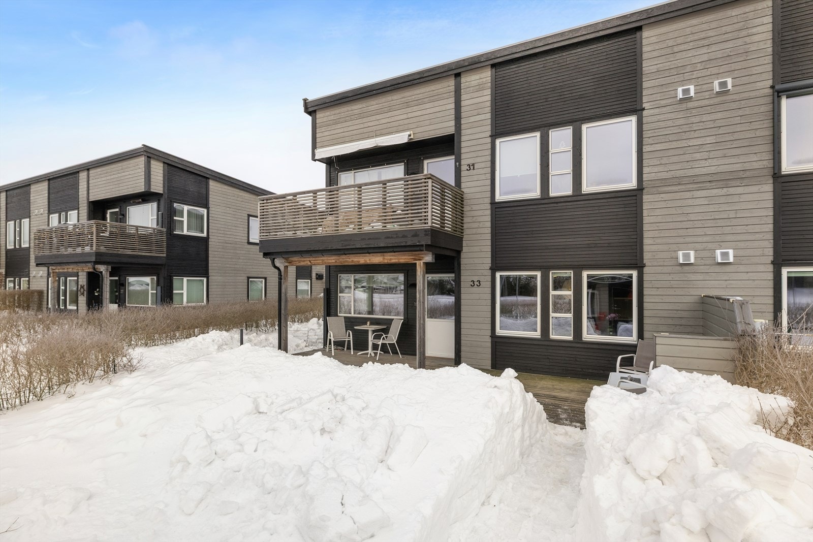 En tiltalende, lettstelt og lys 4-roms eierleilighet i en firemannsbolig fra 2018. Leiligheten ligger i byggets 1. etasje. Galleribilde