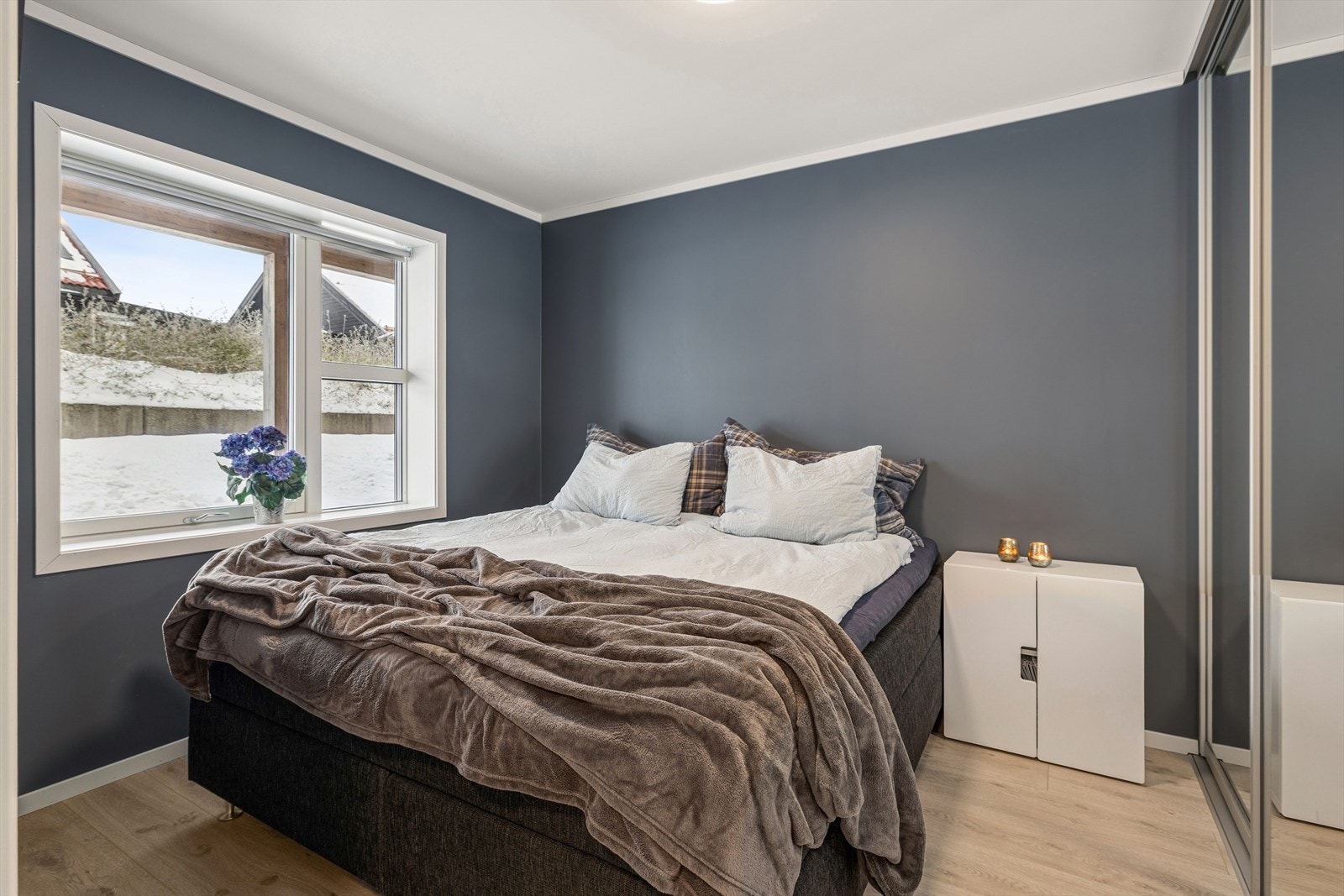 Leiligheten inneholder tre soverom. På hovedsoverommet er det montert en praktisk skyvedørsgarderobe med speilfronter. Galleribilde